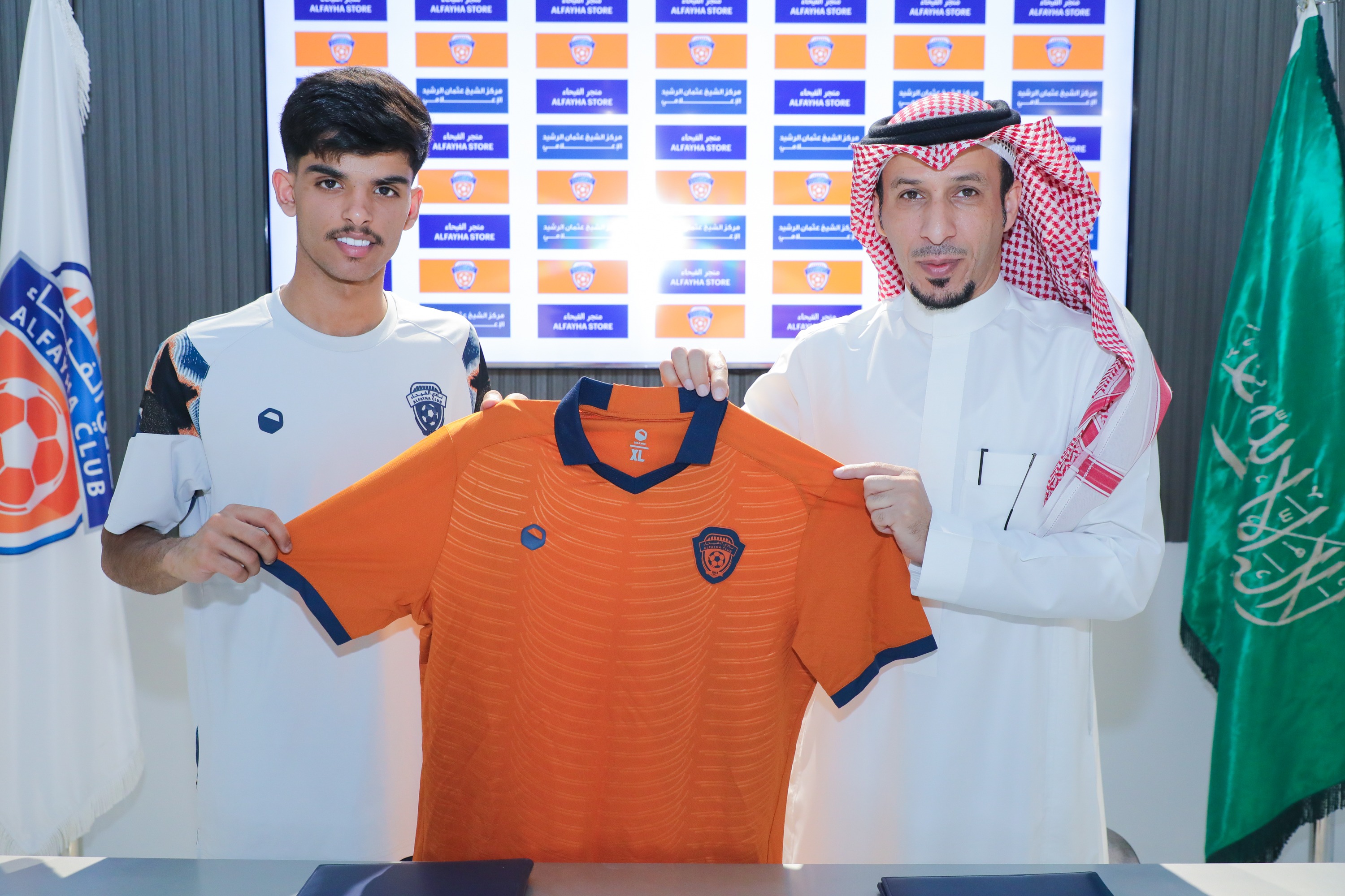 أنهى مجلس إدارة نادي الفيحاء إجراءات التوقيع مع لاعب خط الوسط عبدالله العنزي (مواليد 2005)، بعقد انتقال حر يمتد سنتين