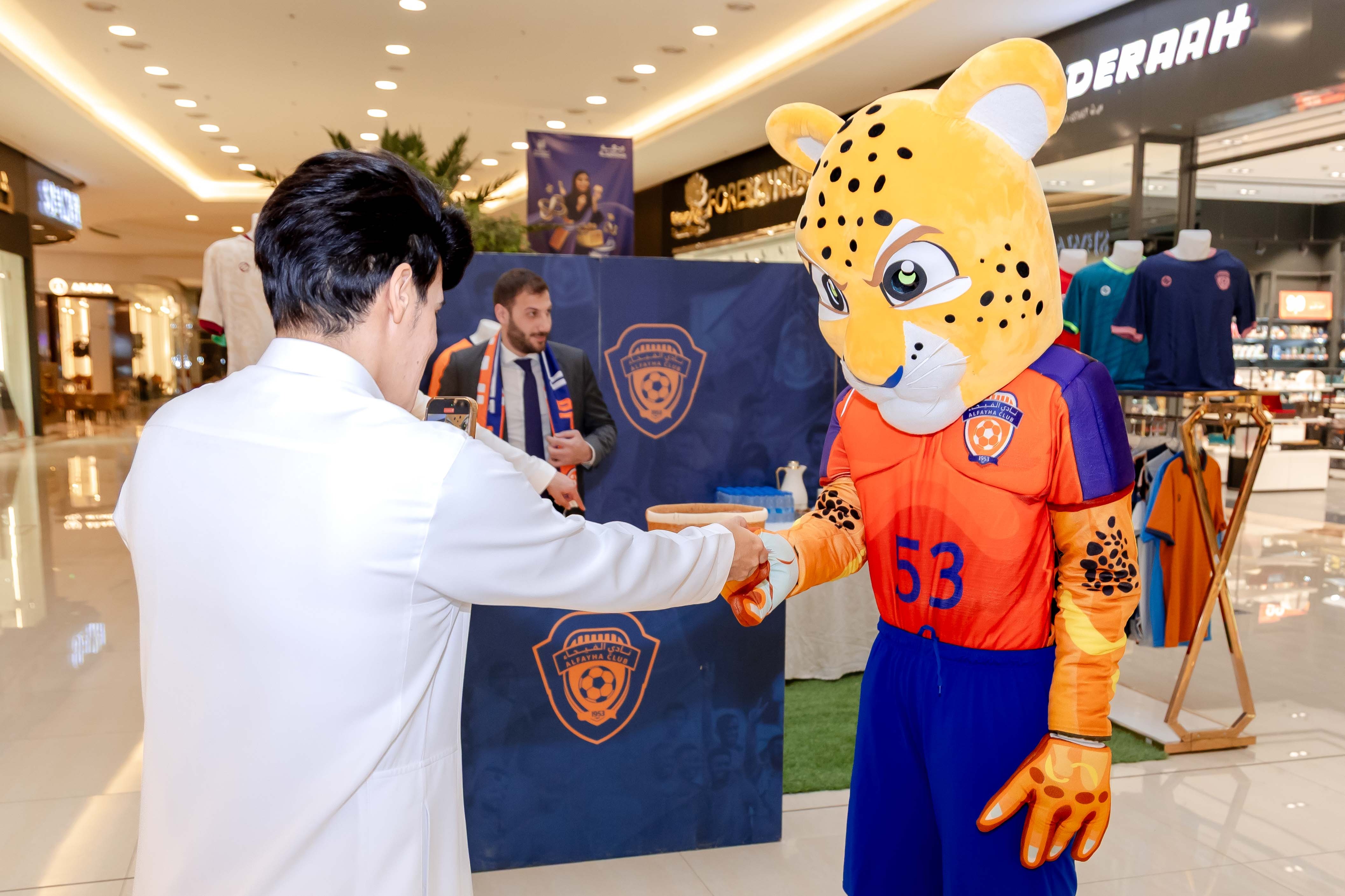 الفيحاء يقيم ركن خاص في كرم مول لتوزيع تذاكر مباراة الفيحاء و الاخدود