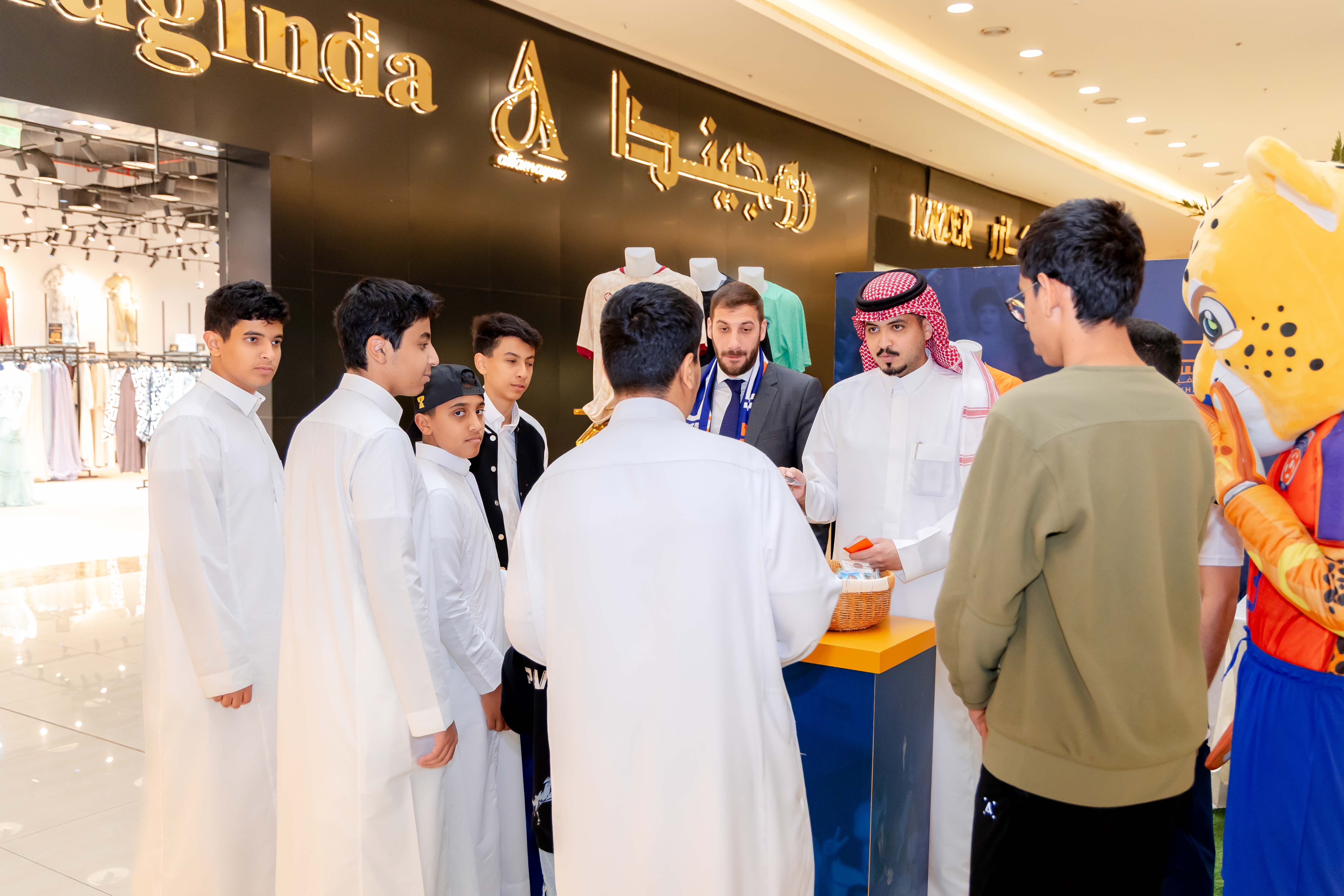 الفيحاء يقيم ركن خاص في كرم مول لتوزيع تذاكر مباراة الفيحاء و الاخدود