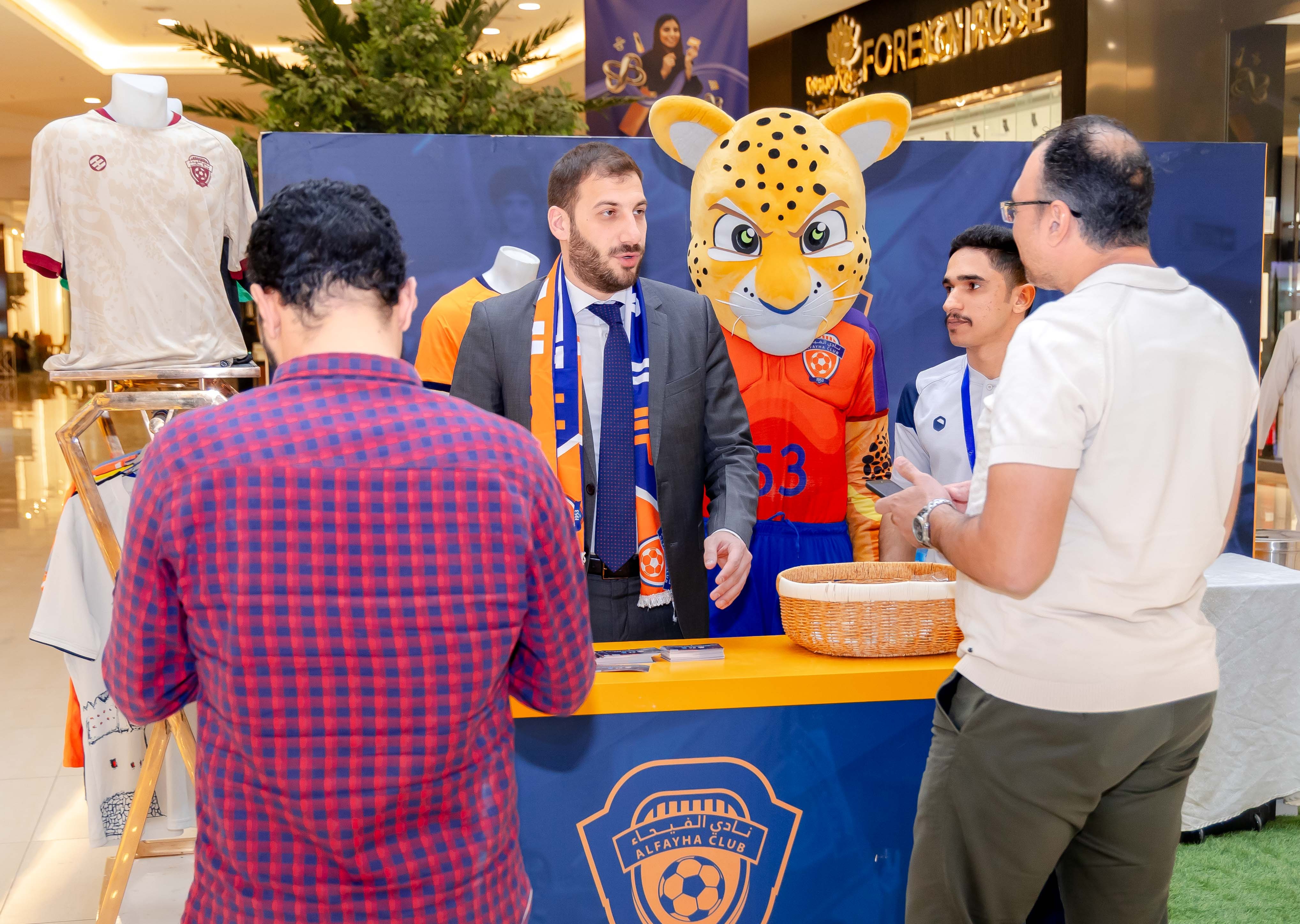 الفيحاء يقيم ركن خاص في كرم مول لتوزيع تذاكر مباراة الفيحاء و الاخدود