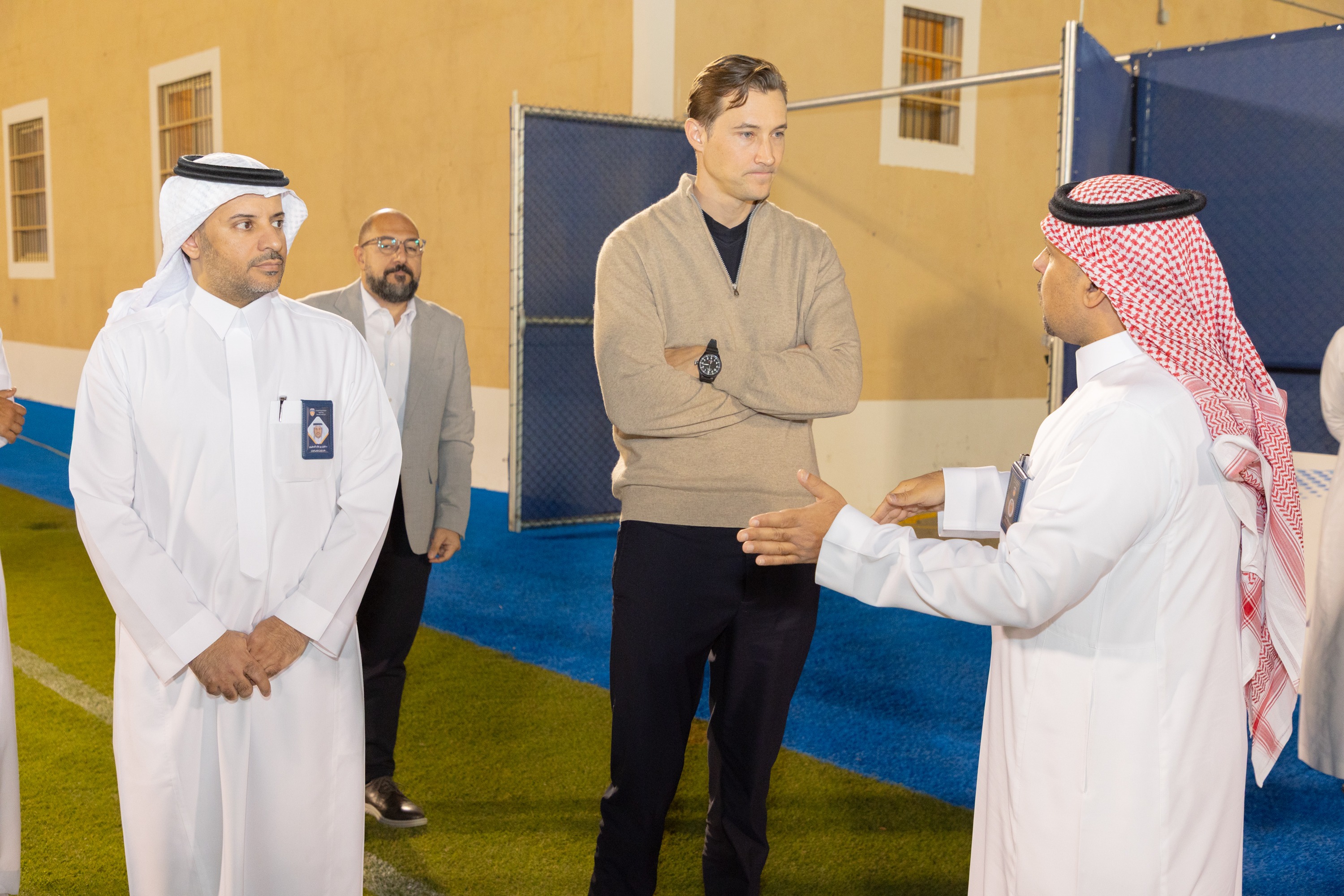 السيد بن هاربورغ مالك نادي الخلود يزور الفيحاء