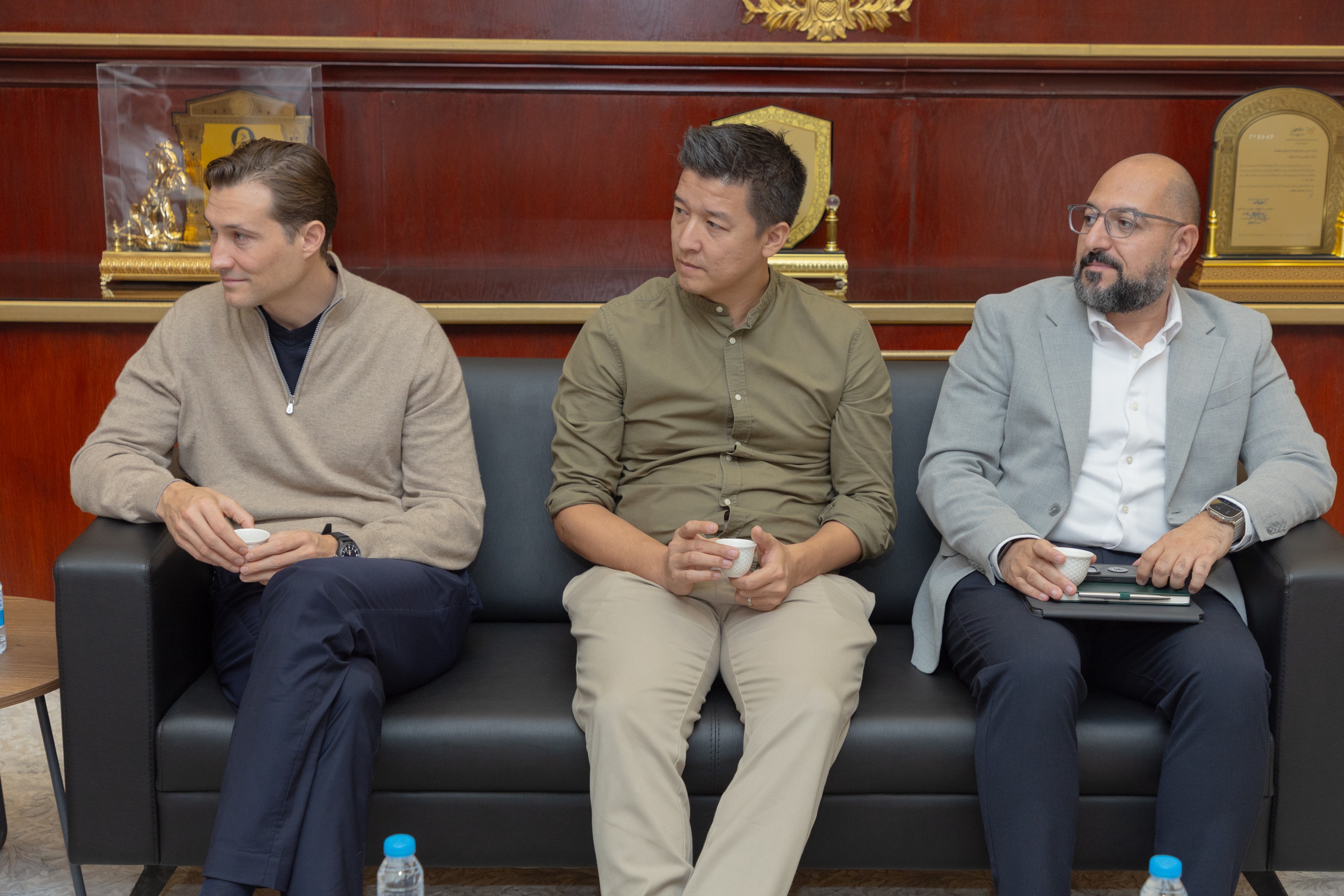 السيد بن هاربورغ مالك نادي الخلود يزور الفيحاء