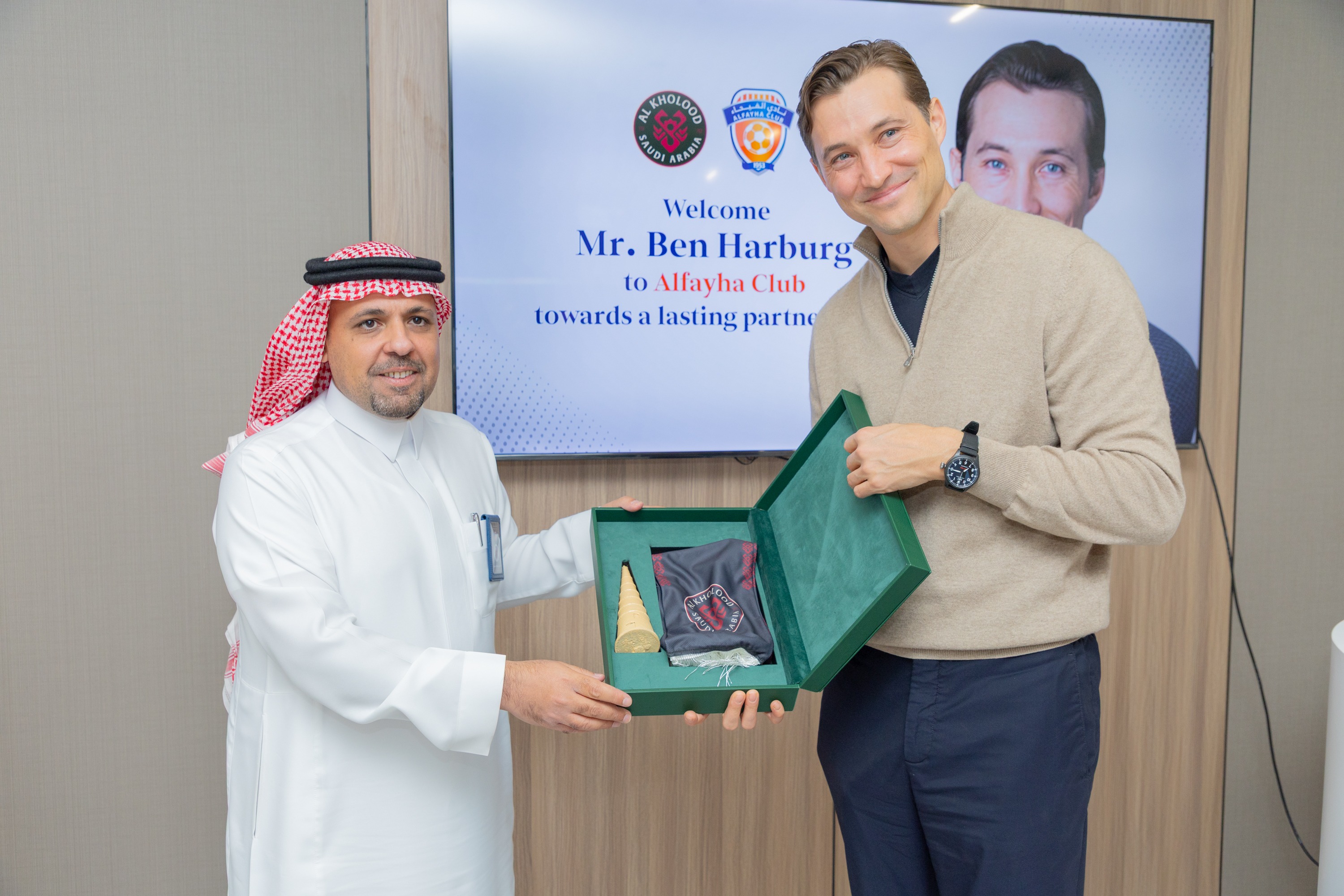 السيد بن هاربورغ مالك نادي الخلود يزور الفيحاء