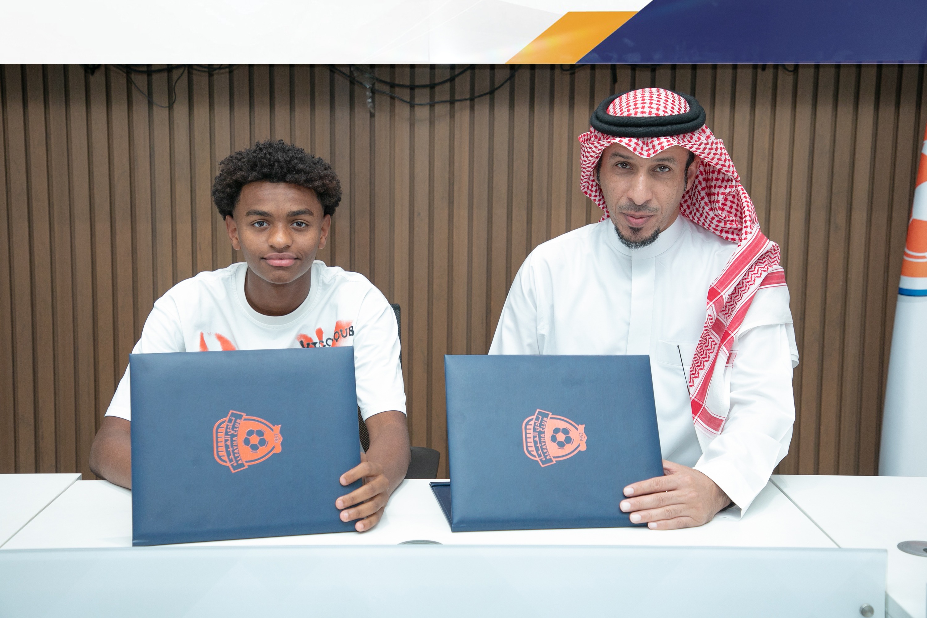 الفيحاء‬⁩ يوقع عقداً احترافياً مع اللاعب اللاعب حميد هزازي "17 سنة" لمدة سنتين .