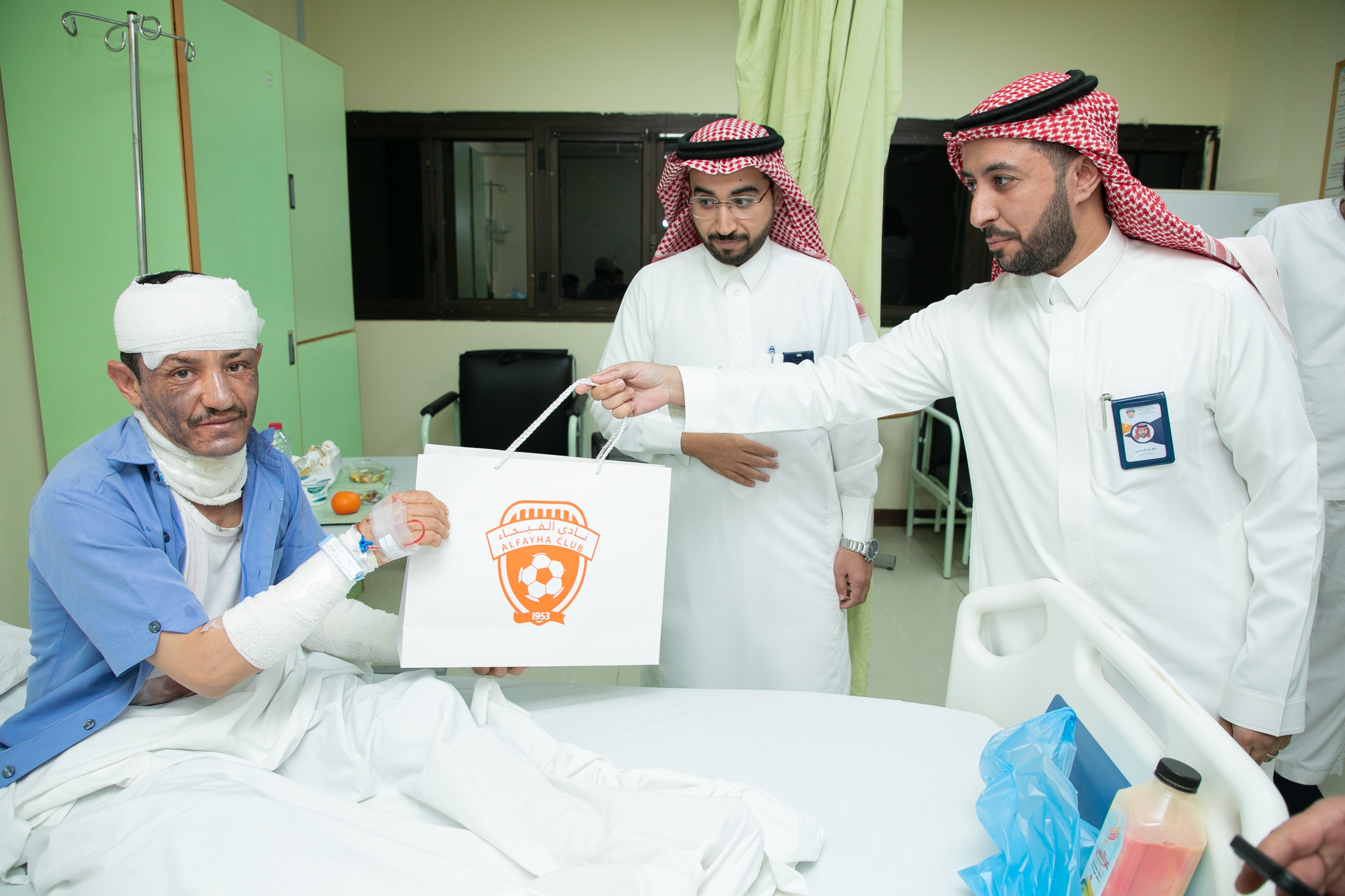 الفيحاء يعايد المرضى والكادر الطبي بمستشفى الملك خالد بالمجمعة