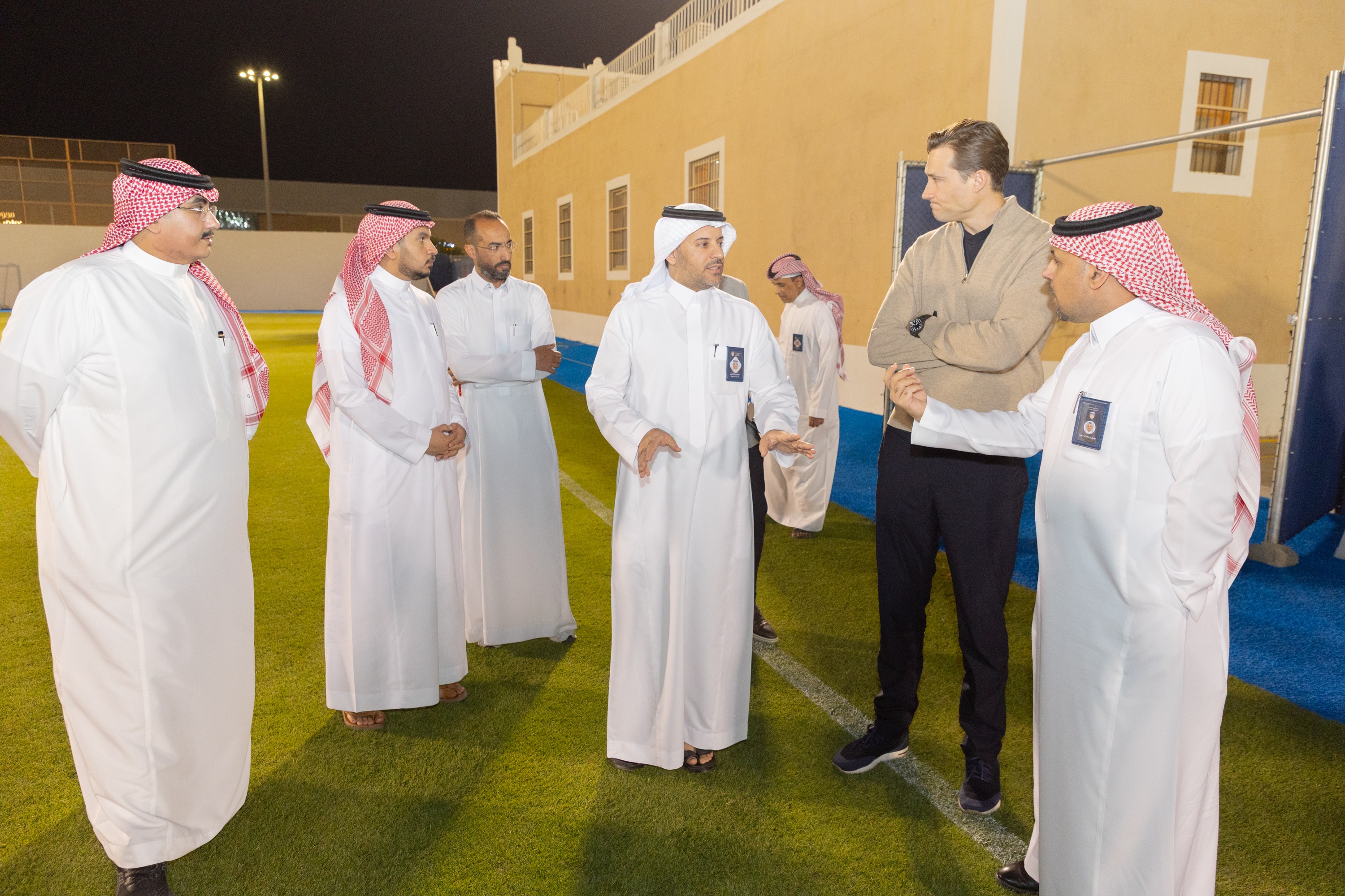 السيد بن هاربورغ مالك نادي الخلود يزور الفيحاء