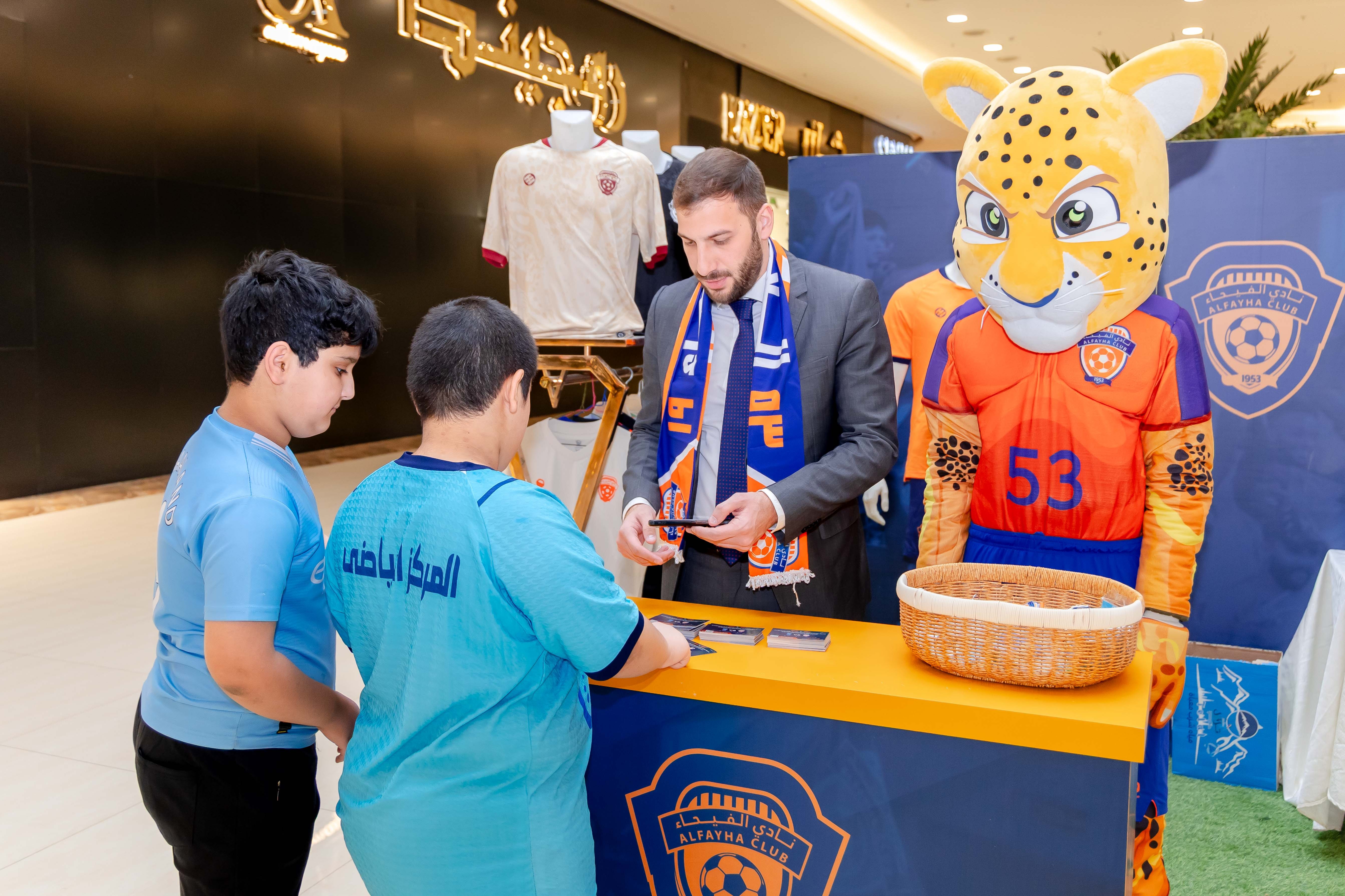 الفيحاء يقيم ركن خاص في كرم مول لتوزيع تذاكر مباراة الفيحاء و الاخدود