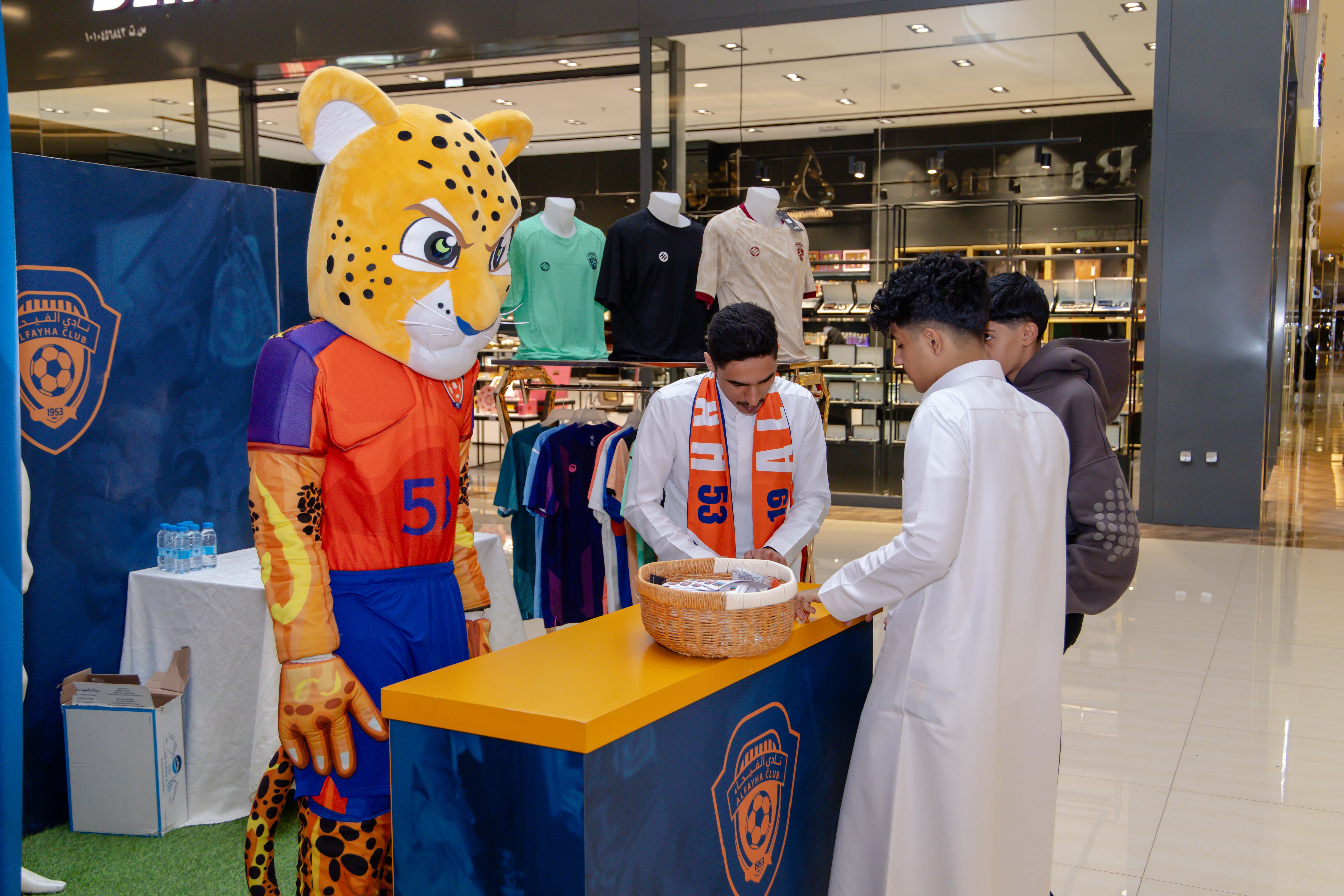 الفيحاء يواصل إقامة الركن الخاص في كرم مول لتوزيع تذاكر مباراة الفيحاء و الأخدود
