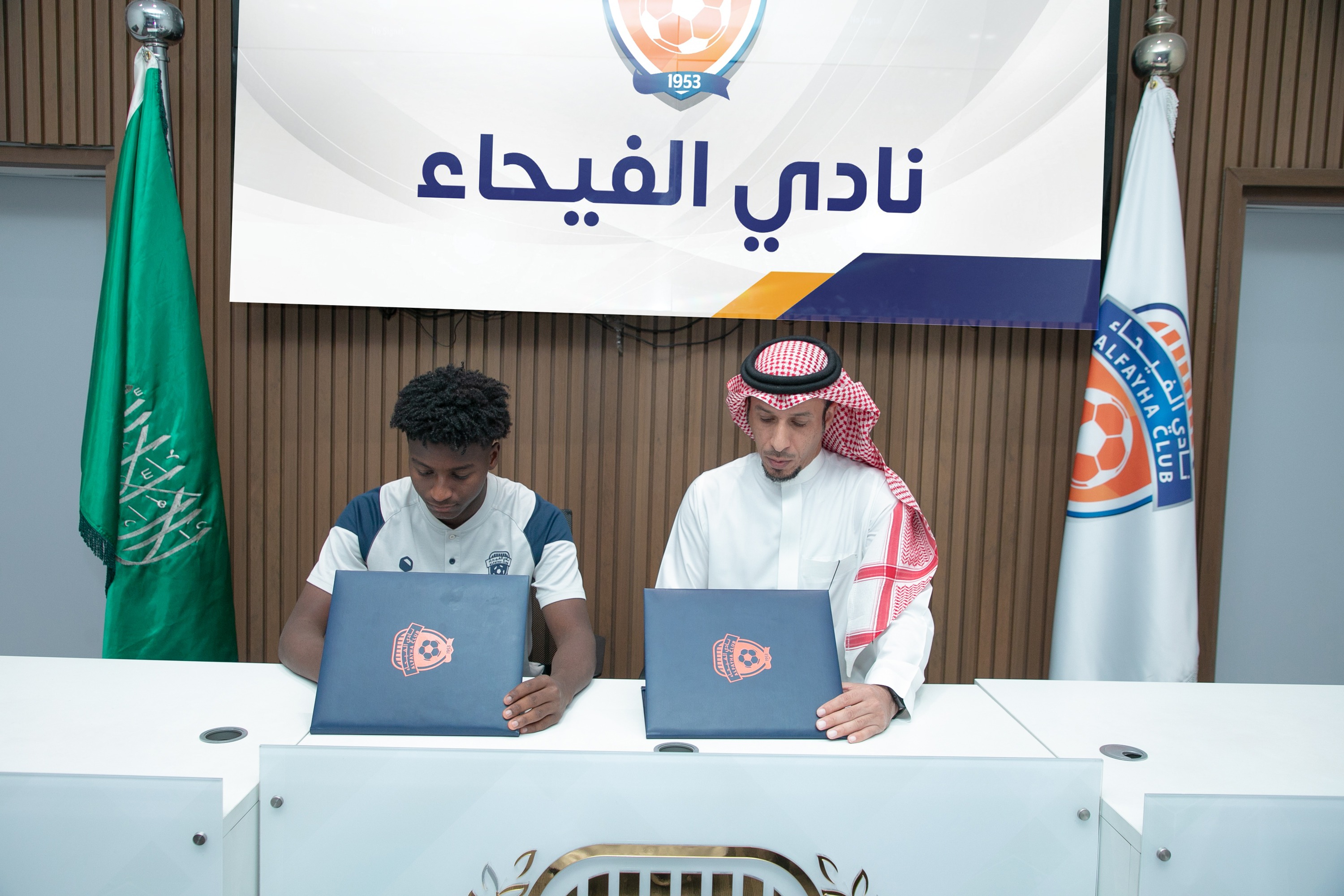 الفيحاء‬⁩ يوقع عقداً احترافياً مع اللاعب  فؤاد عماد "15 سنة" لمدة سنتين .