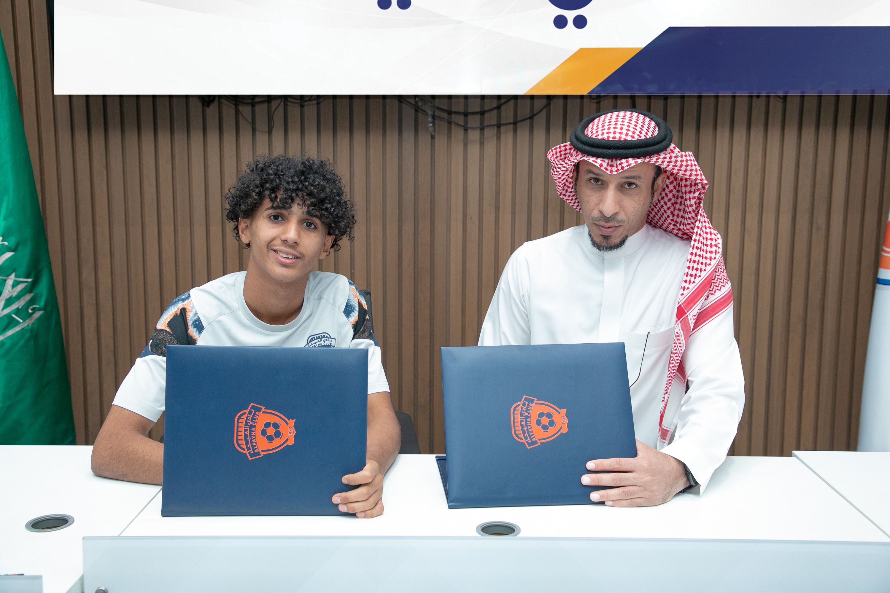 ‫#الفيحاء‬⁩ يوقع عقداً احترافياً مع اللاعب  محمد حكمي "16 سنة" لمدة سنتين .