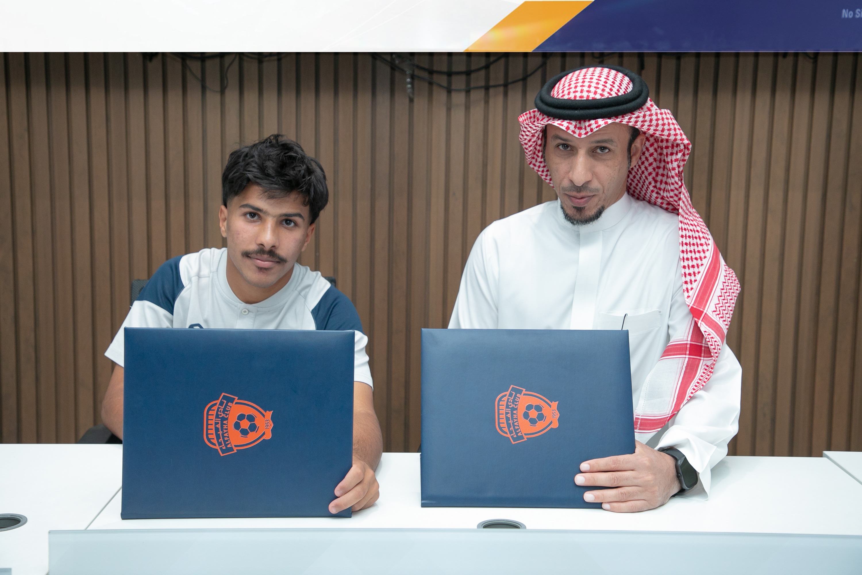 الفيحاء‬⁩ يوقع عقداً احترافياً مع اللاعب  حمد آل منيف "16 سنة" لمدة سنتين .