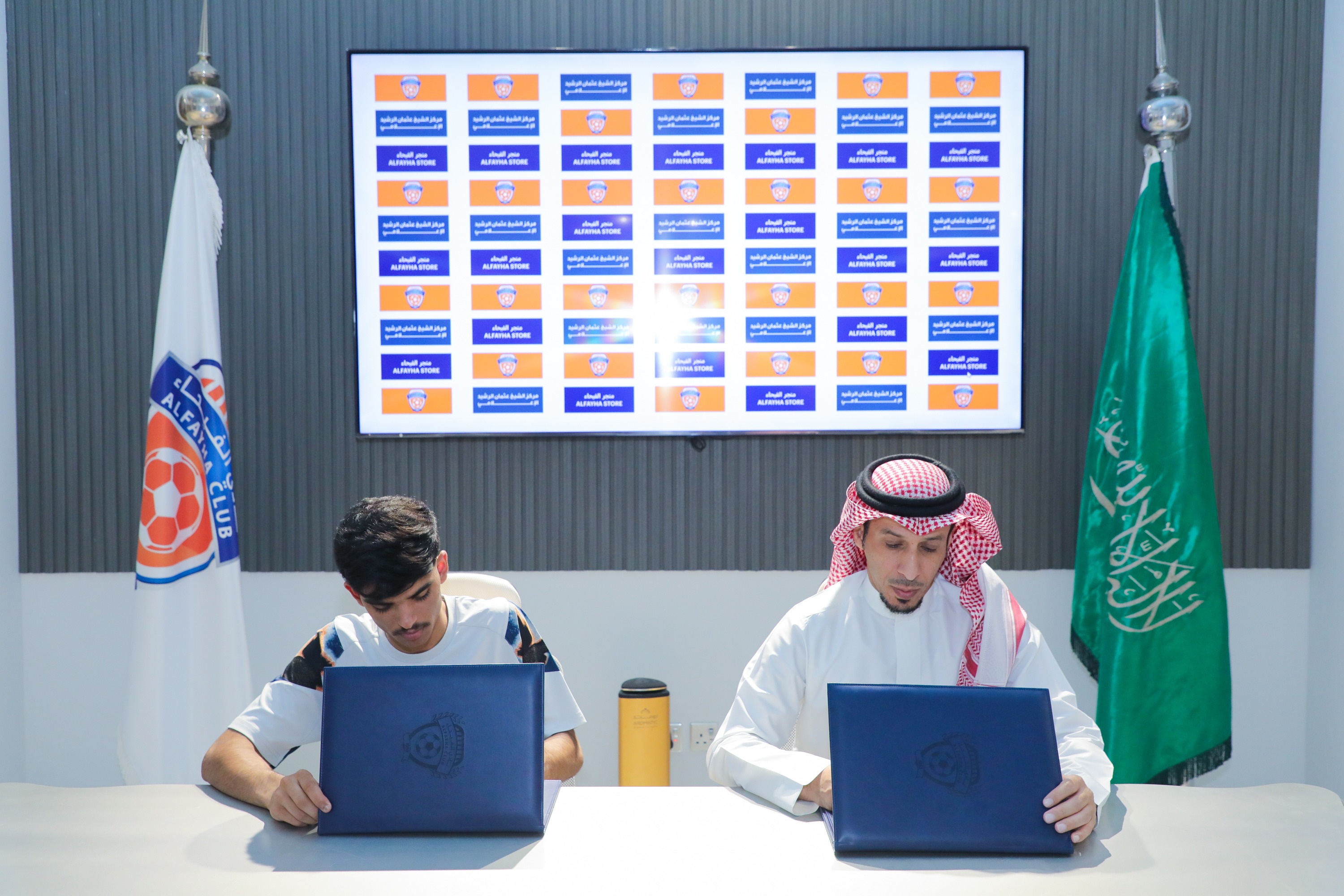 أنهى مجلس إدارة نادي الفيحاء إجراءات التوقيع مع لاعب خط الوسط عبدالله العنزي (مواليد 2005)، بعقد انتقال حر يمتد سنتين