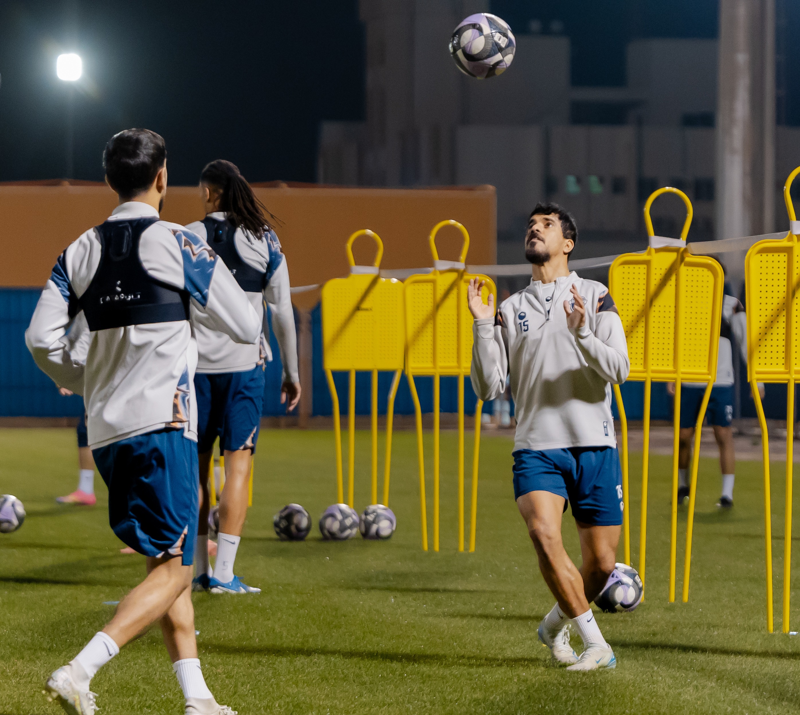 الفيحاء يواصل التحضيرات على ملعب معالي الشيخ عبدالعزيز التويجري بمقر النادي