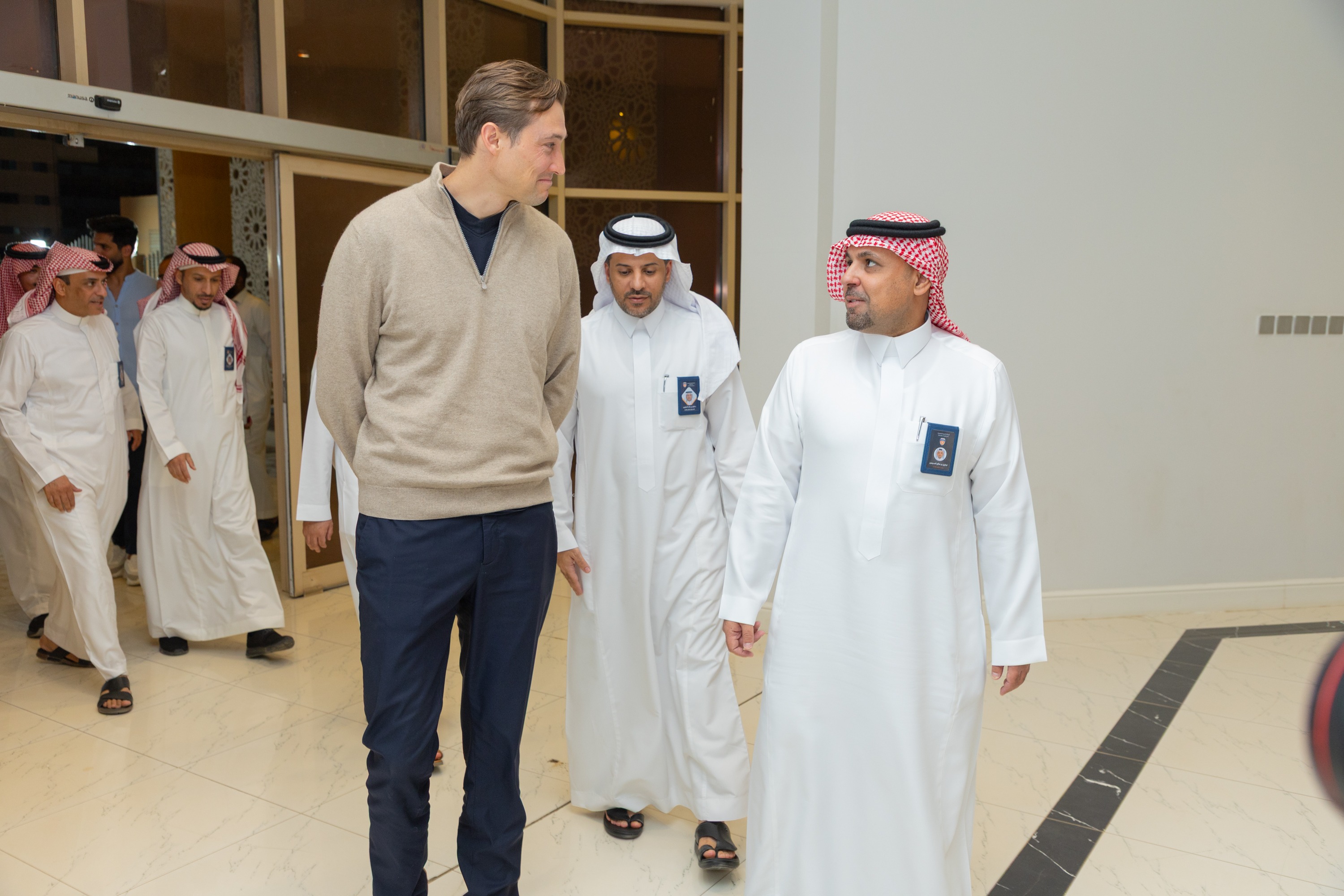 السيد بن هاربورغ مالك نادي الخلود يزور الفيحاء