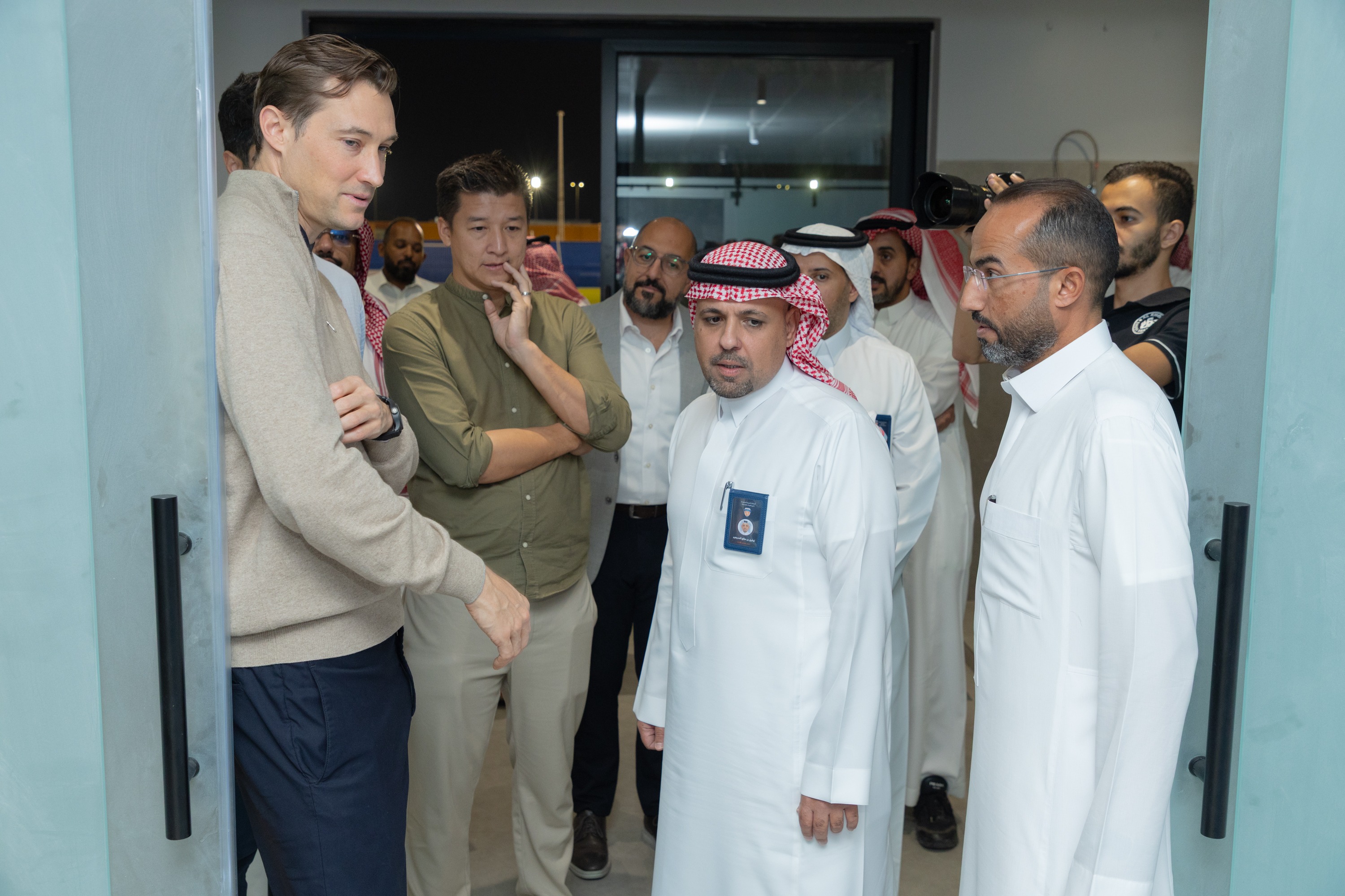 السيد بن هاربورغ مالك نادي الخلود يزور الفيحاء