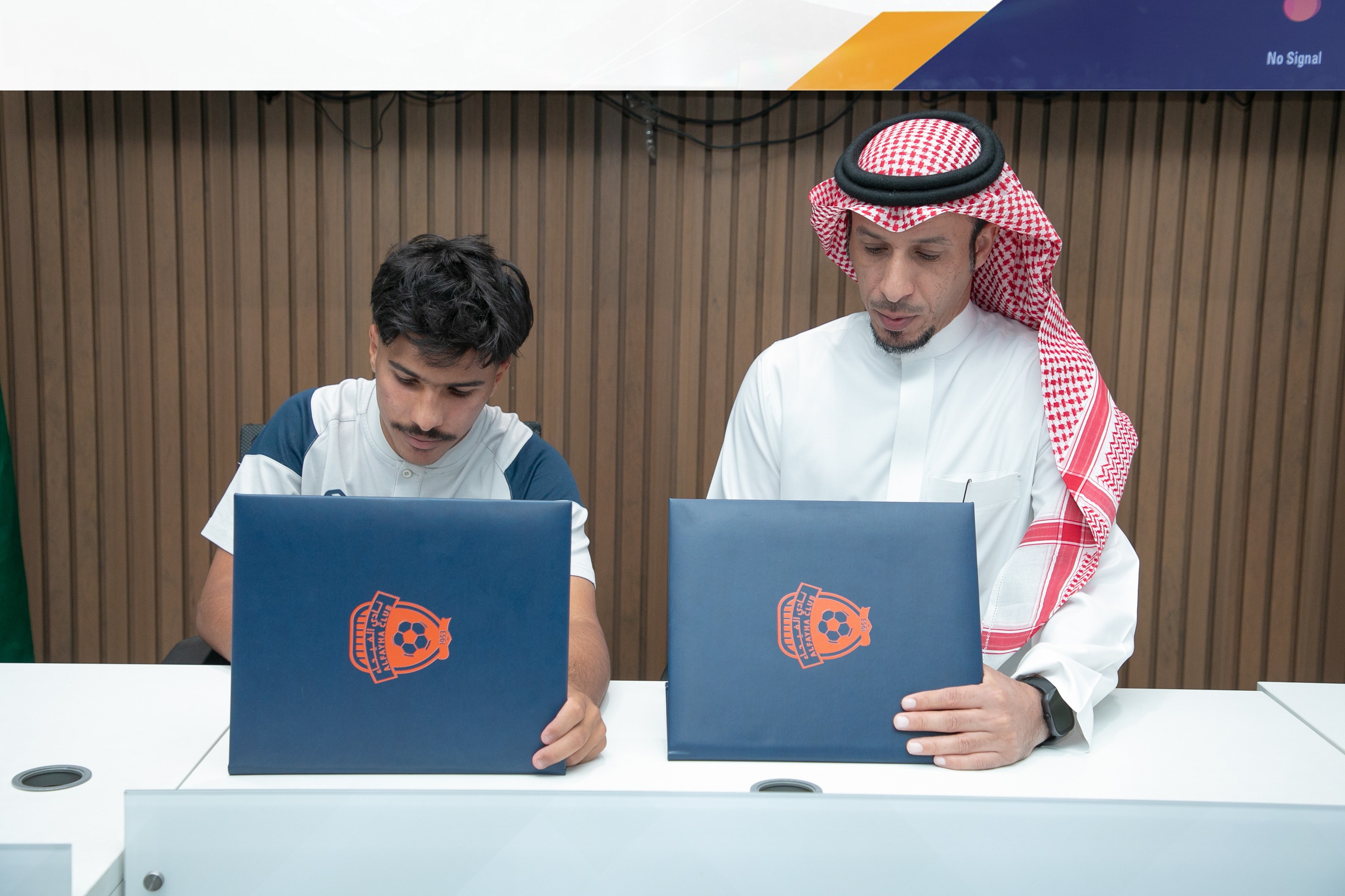 الفيحاء‬⁩ يوقع عقداً احترافياً مع اللاعب  حمد آل منيف "16 سنة" لمدة سنتين .