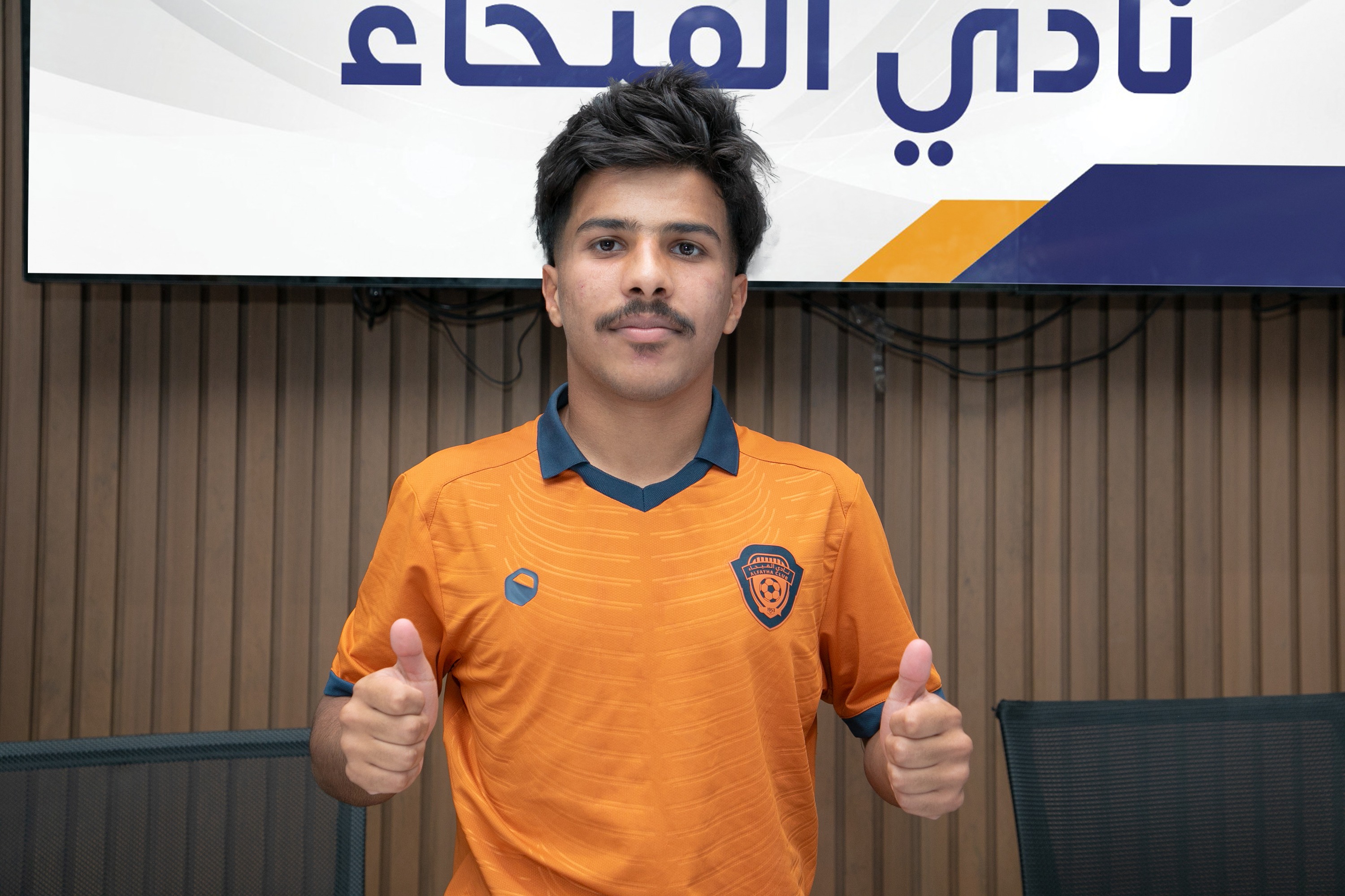 الفيحاء‬⁩ يوقع عقداً احترافياً مع اللاعب  حمد آل منيف "16 سنة" لمدة سنتين .