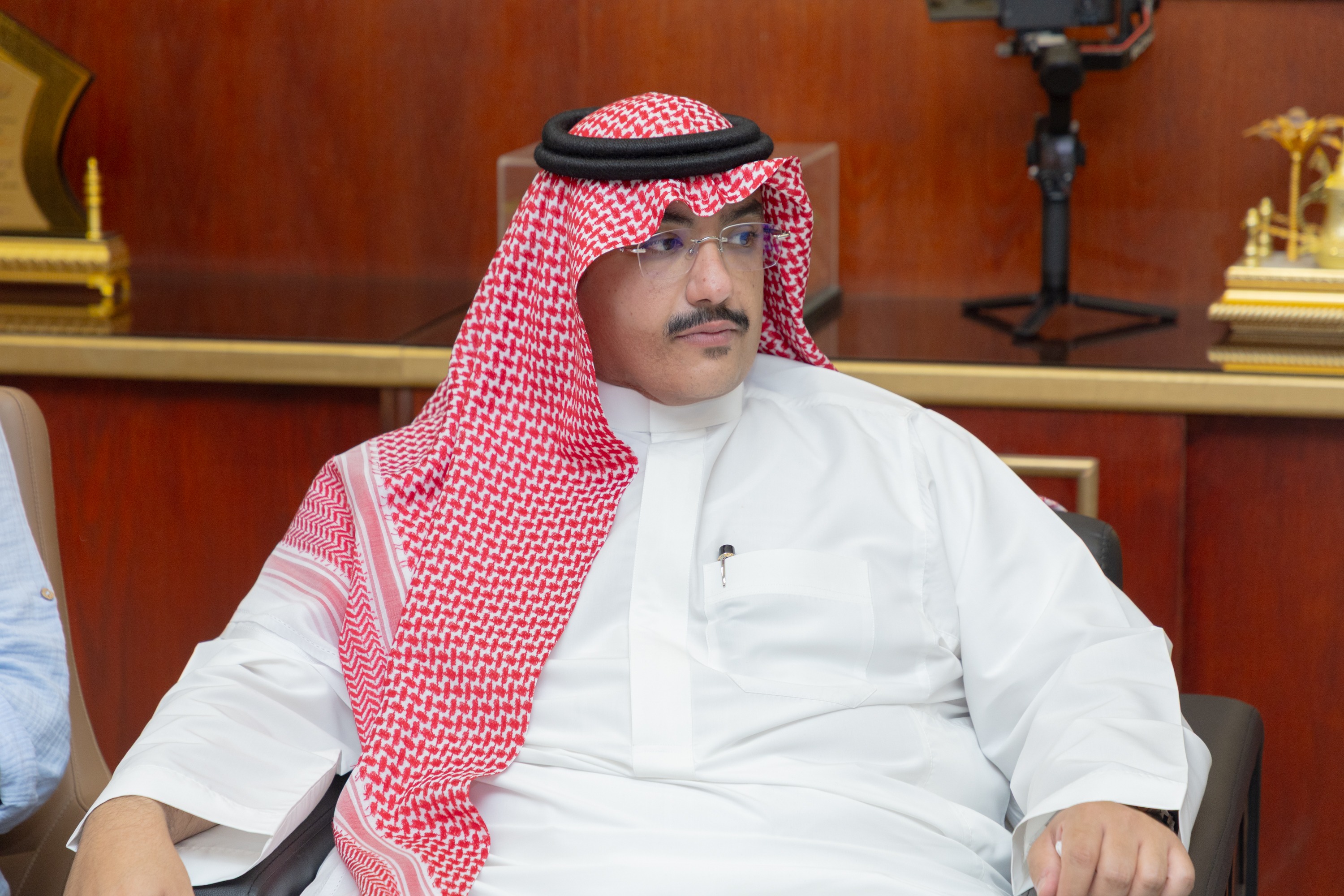 السيد بن هاربورغ مالك نادي الخلود يزور الفيحاء