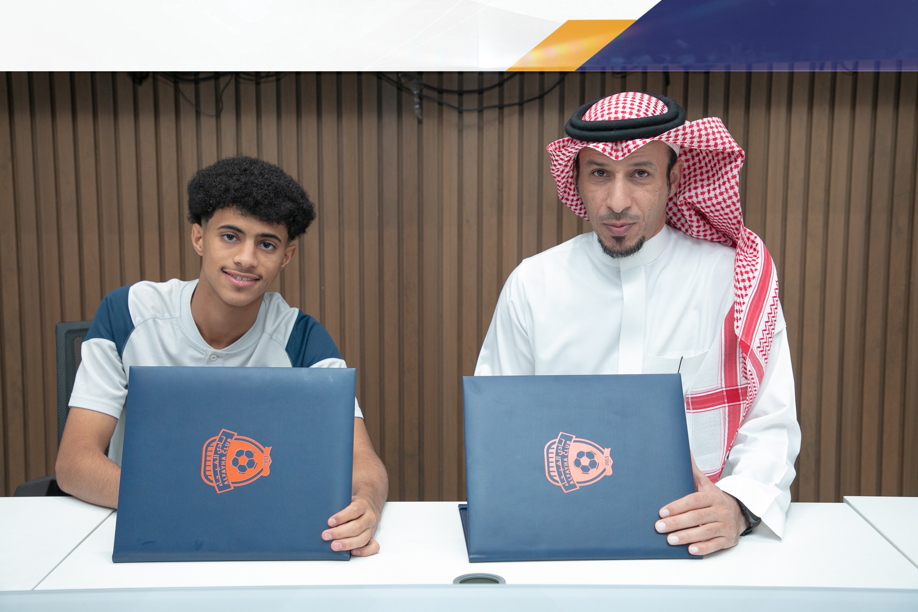 الفيحاء‬⁩ يوقع عقداً احترافياً مع اللاعب  رؤوف حوذان "16 سنة" لمدة سنتين .