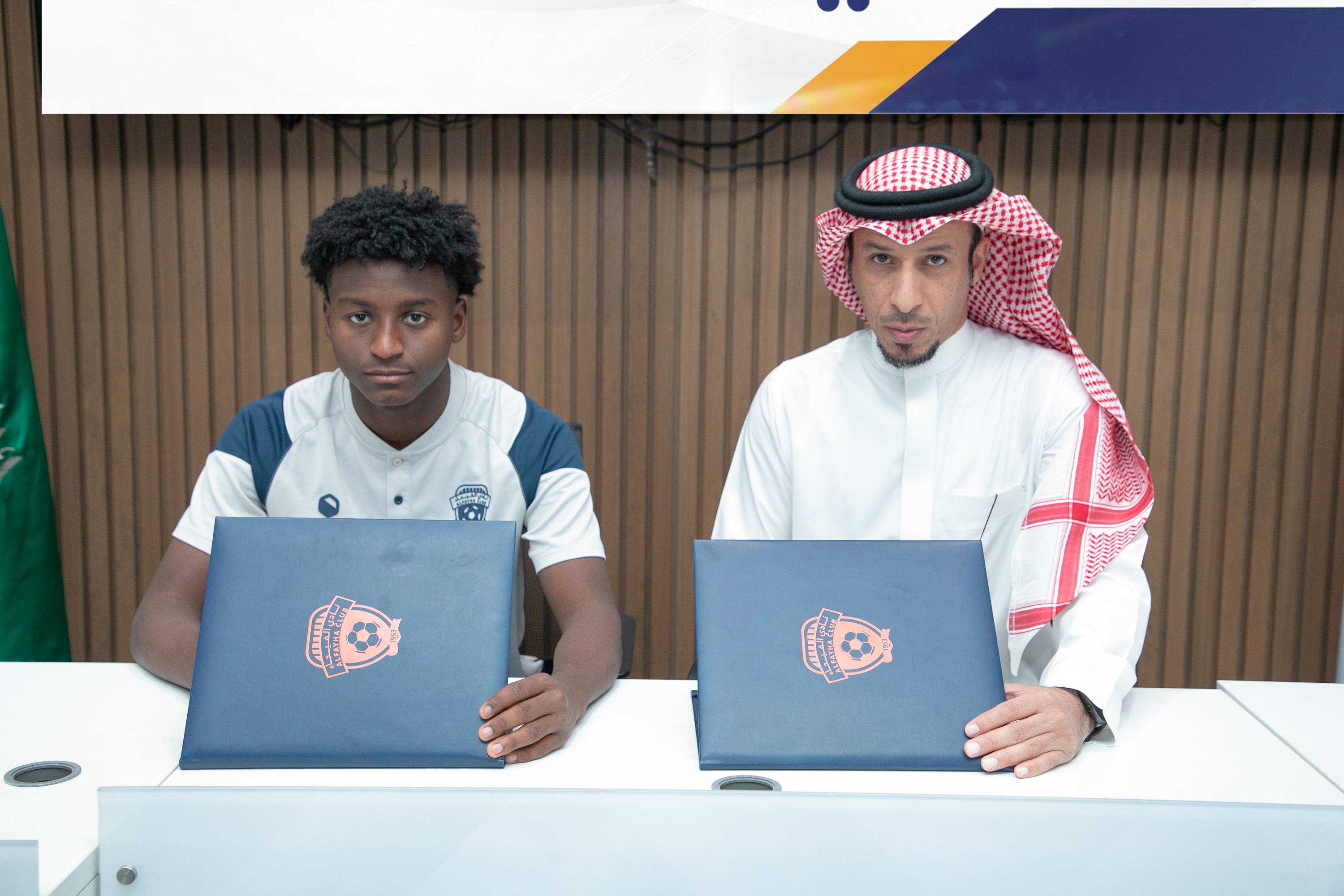 الفيحاء‬⁩ يوقع عقداً احترافياً مع اللاعب  فؤاد عماد "15 سنة" لمدة سنتين .