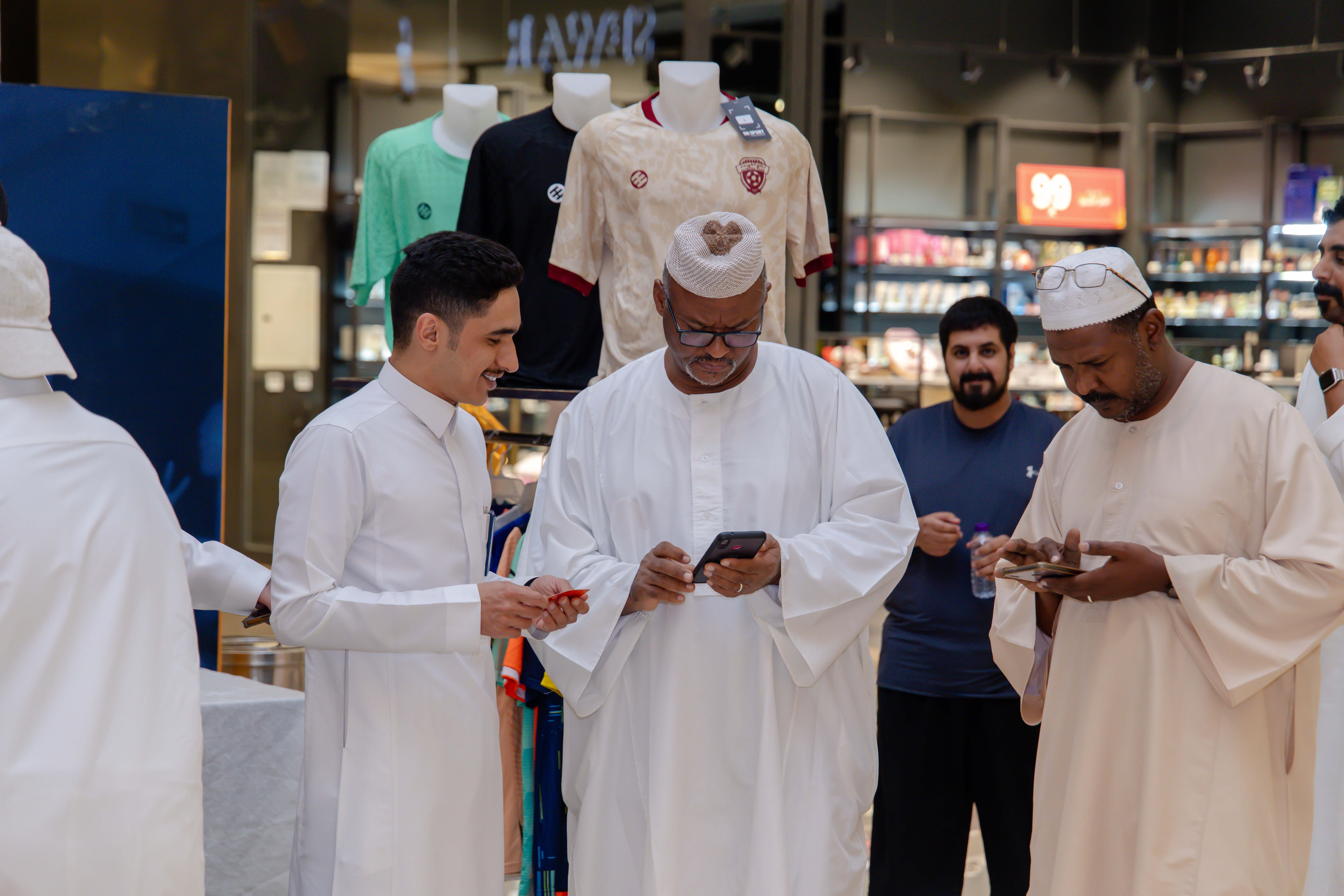 الفيحاء يواصل إقامة الركن الخاص في كرم مول لتوزيع تذاكر مباراة الفيحاء و الأخدود