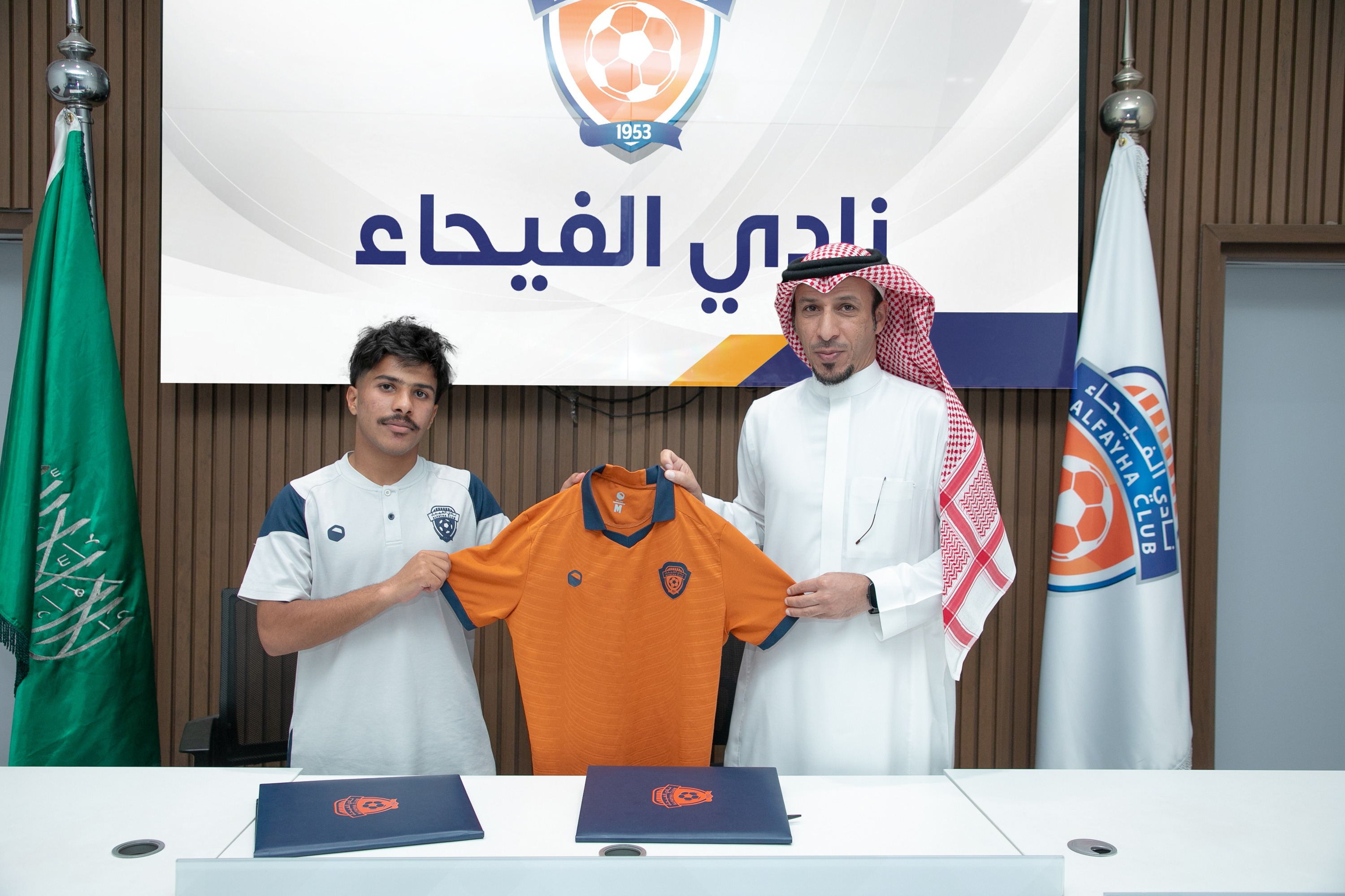 الفيحاء‬⁩ يوقع عقداً احترافياً مع اللاعب  حمد آل منيف "16 سنة" لمدة سنتين .