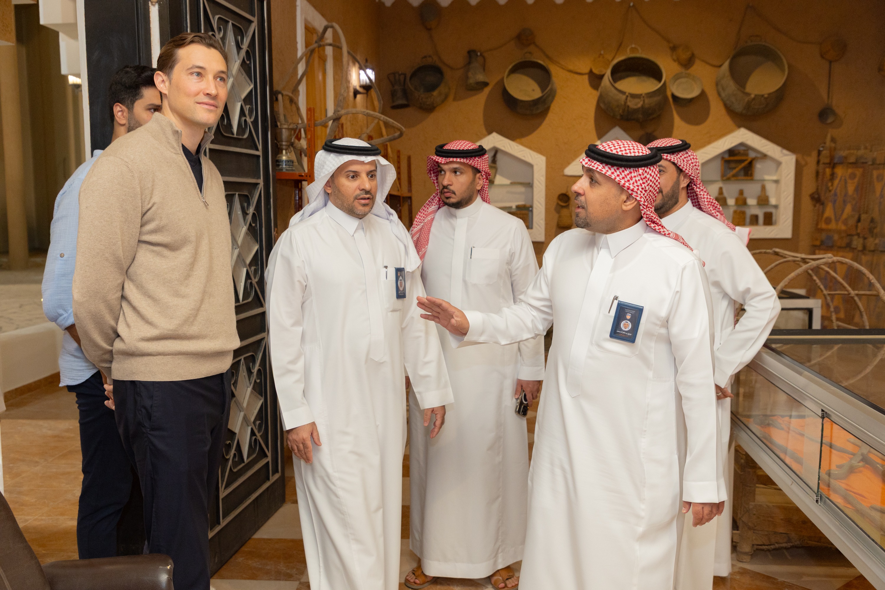 السيد بن هاربورغ مالك نادي الخلود يزور الفيحاء