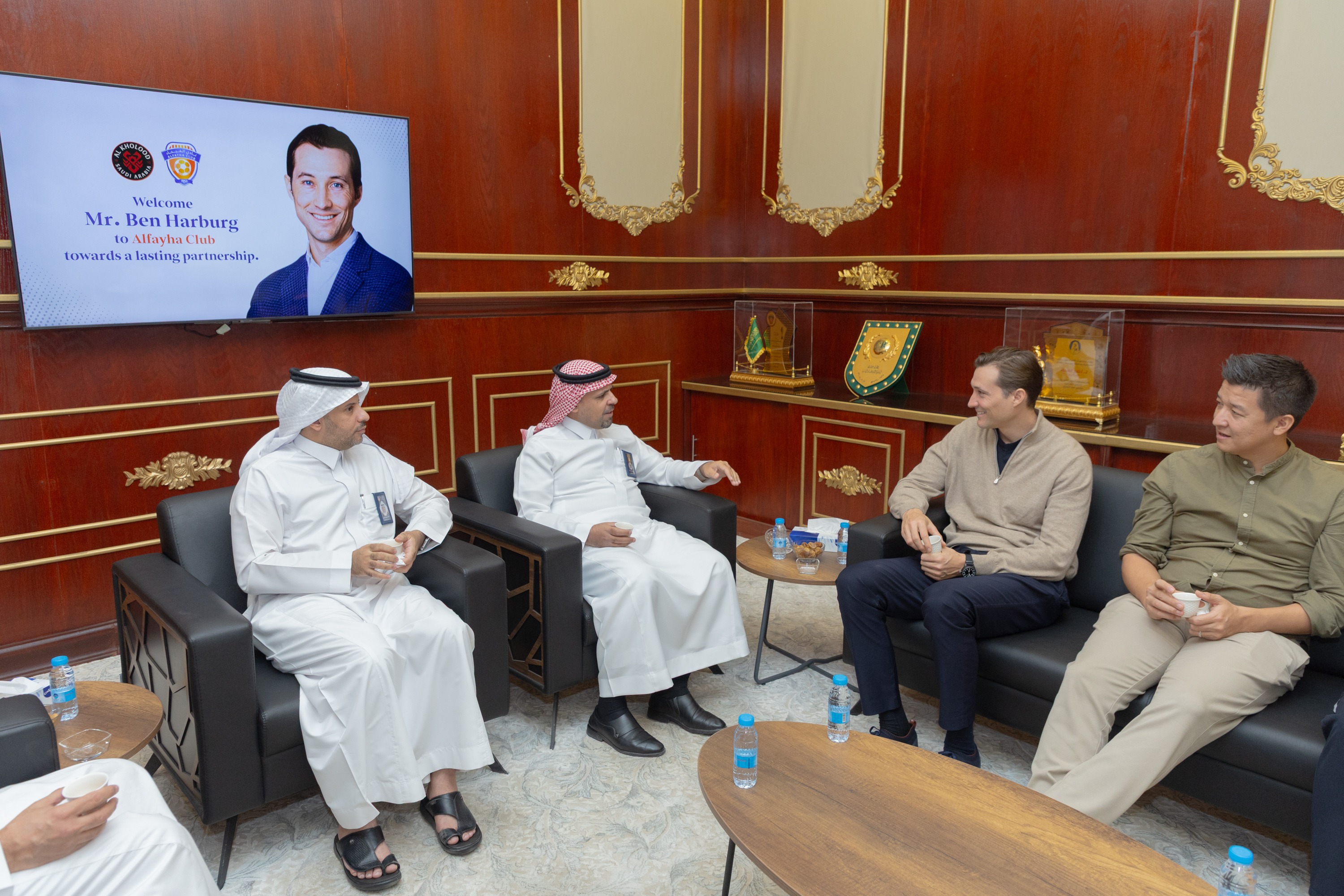 السيد بن هاربورغ مالك نادي الخلود يزور الفيحاء