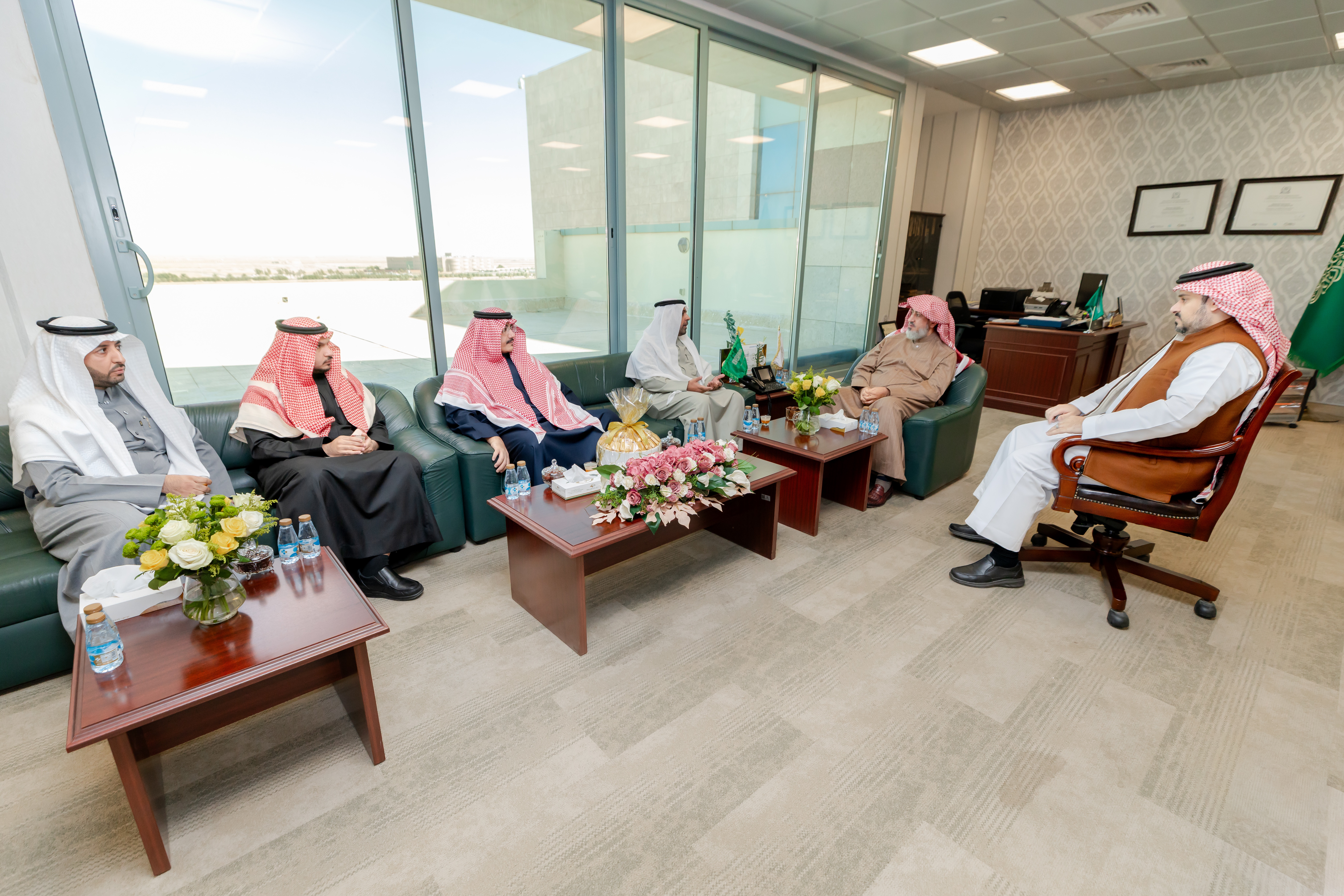رئيس مجلس الإدارة الدكتور توفيق بن صالح المديهيم يزور وكيل جامعة المجمعة للتنمية والاستثمار الأستاذ الدكتور مسلّم بن محمد الدوسري .