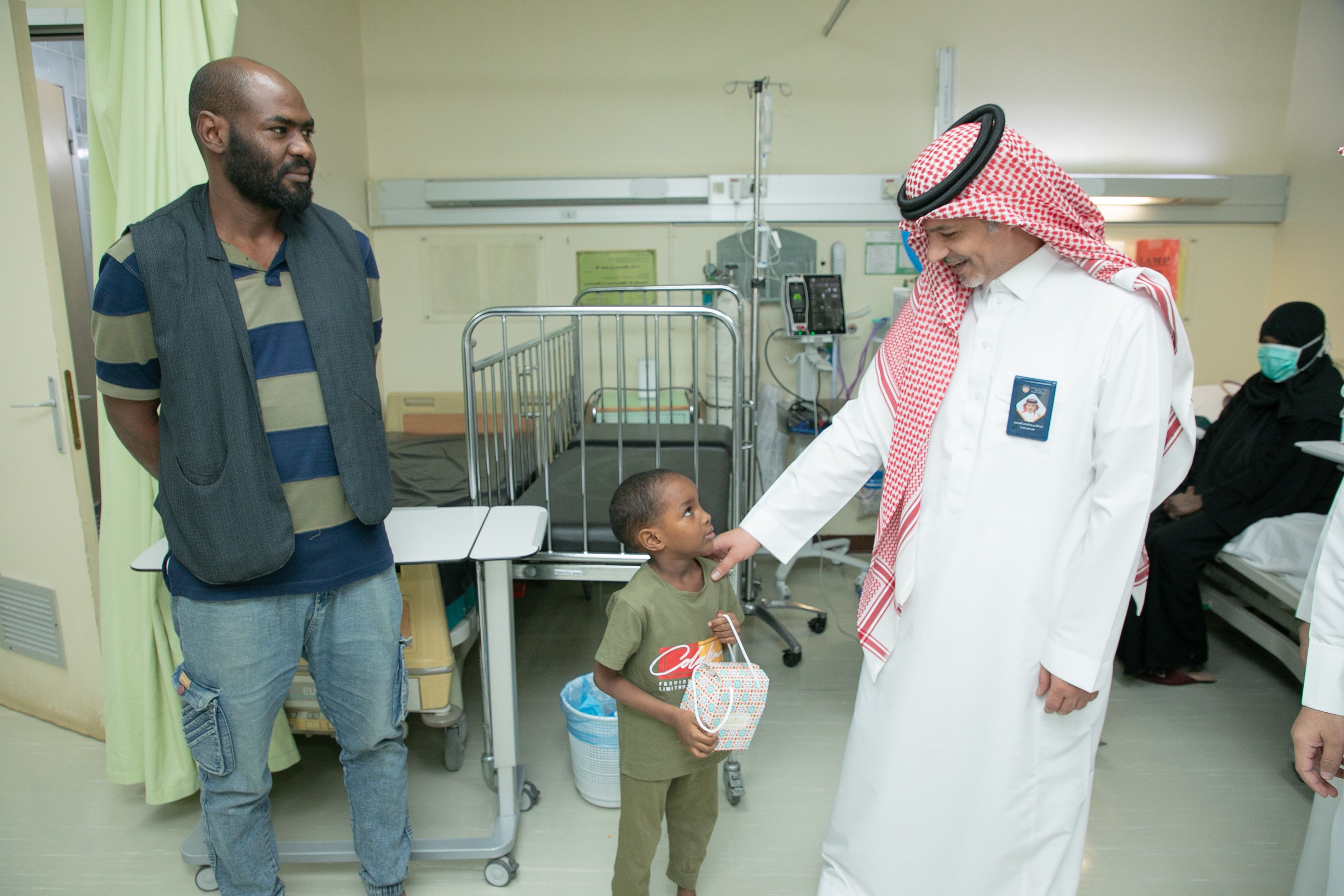 الفيحاء يعايد المرضى والكادر الطبي بمستشفى الملك خالد بالمجمعة