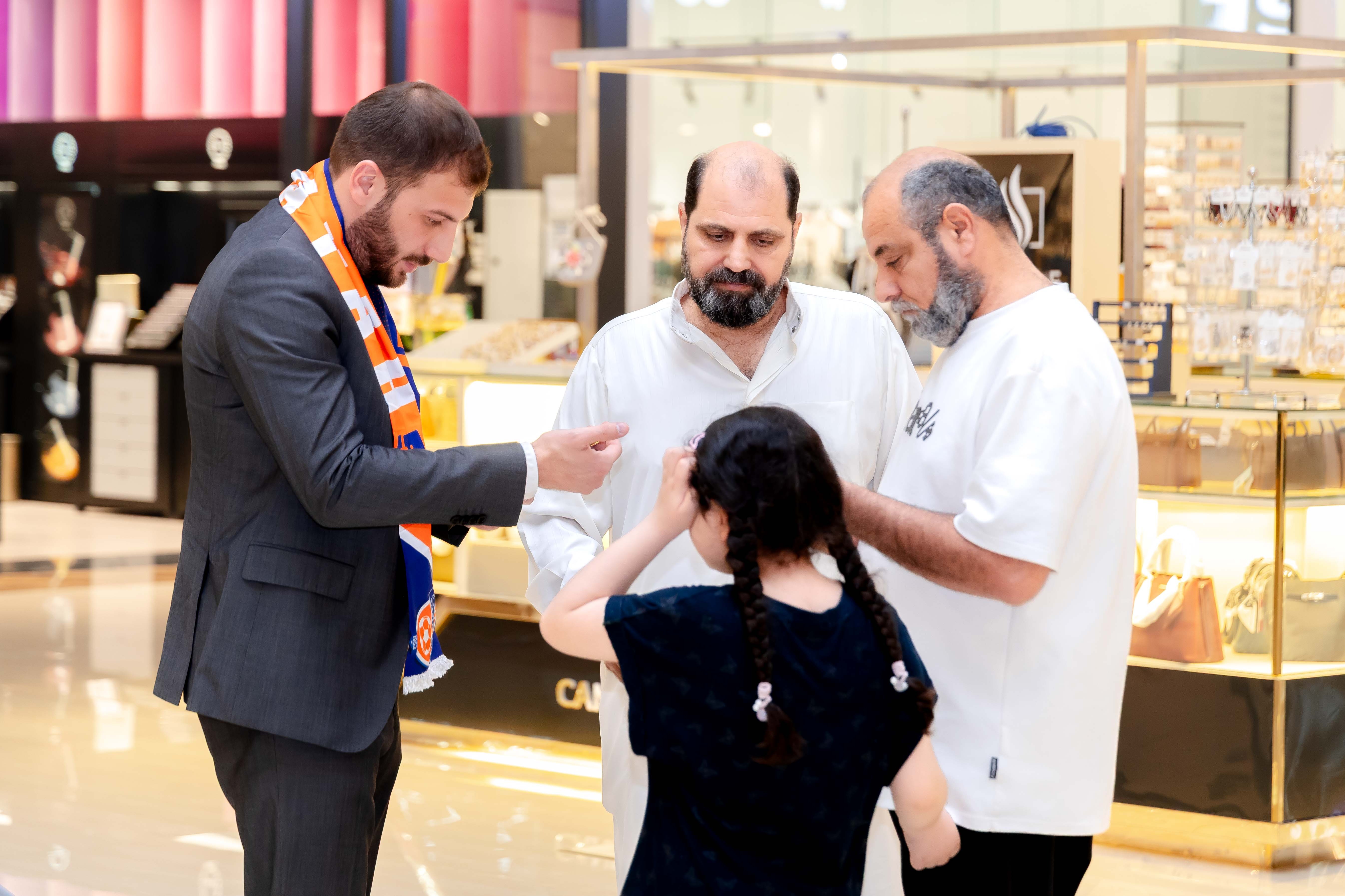 الفيحاء يقيم ركن خاص في كرم مول لتوزيع تذاكر مباراة الفيحاء و الاخدود