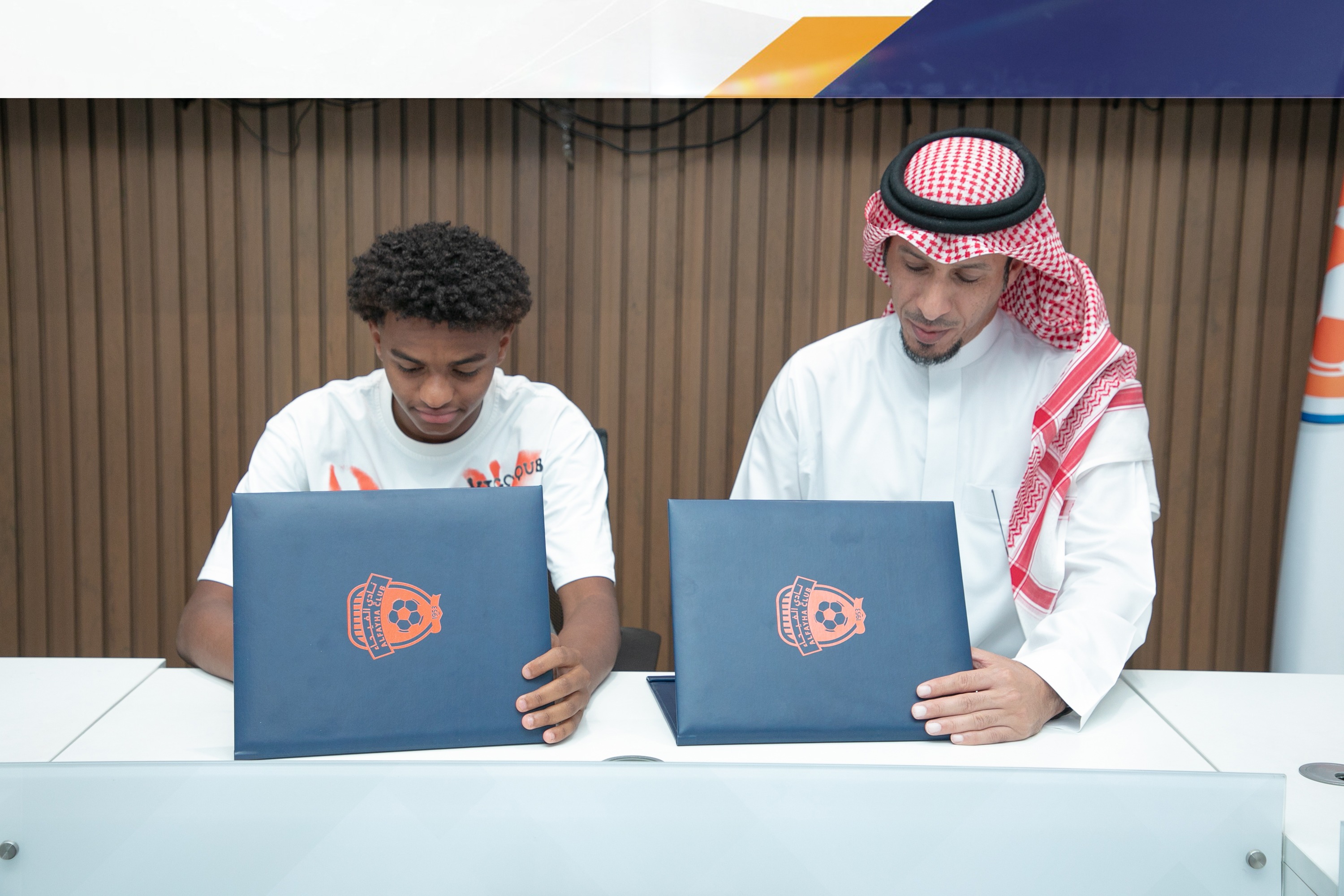 الفيحاء‬⁩ يوقع عقداً احترافياً مع اللاعب اللاعب حميد هزازي "17 سنة" لمدة سنتين .