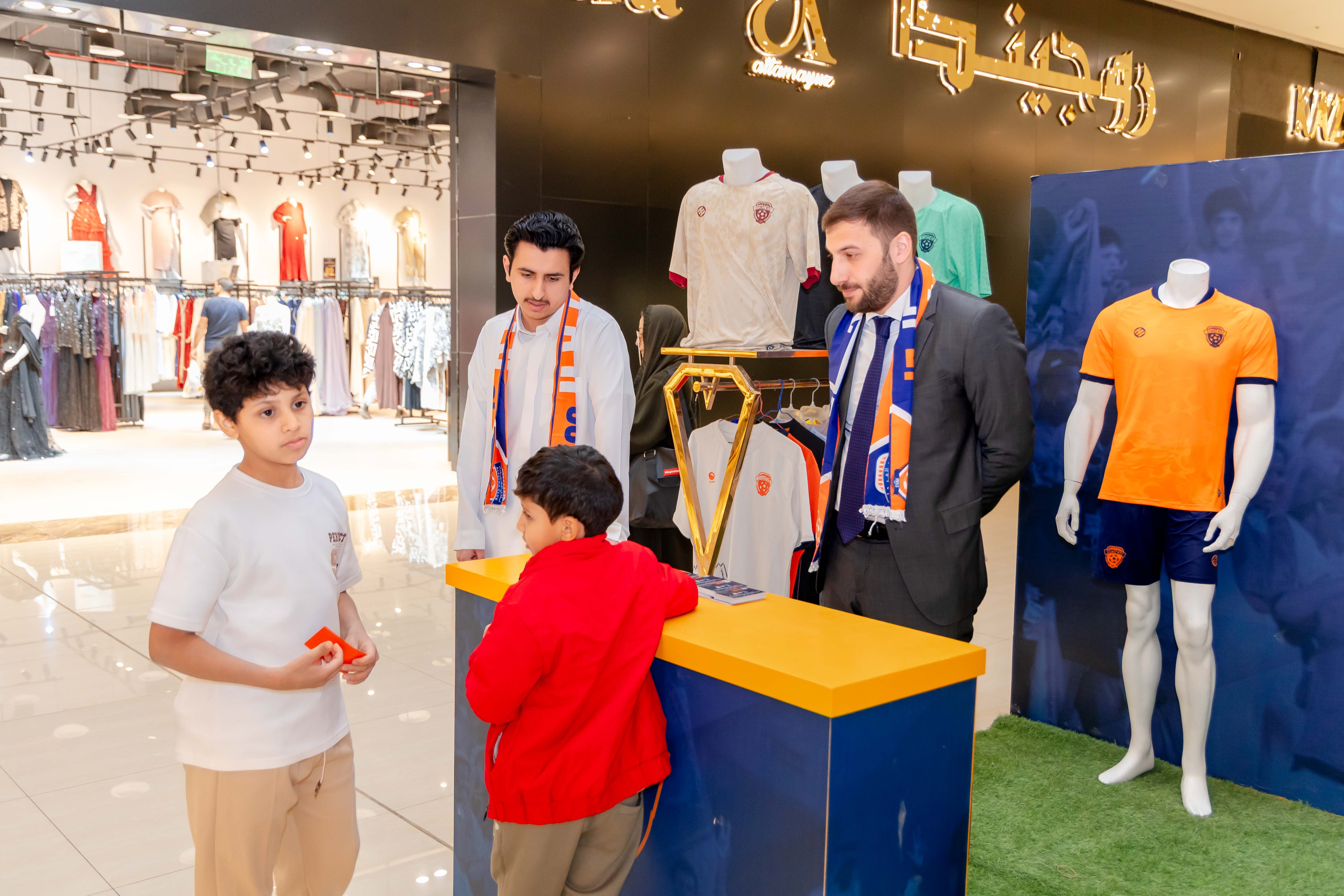 الفيحاء يقيم ركن خاص في كرم مول لتوزيع تذاكر مباراة الفيحاء و الاخدود