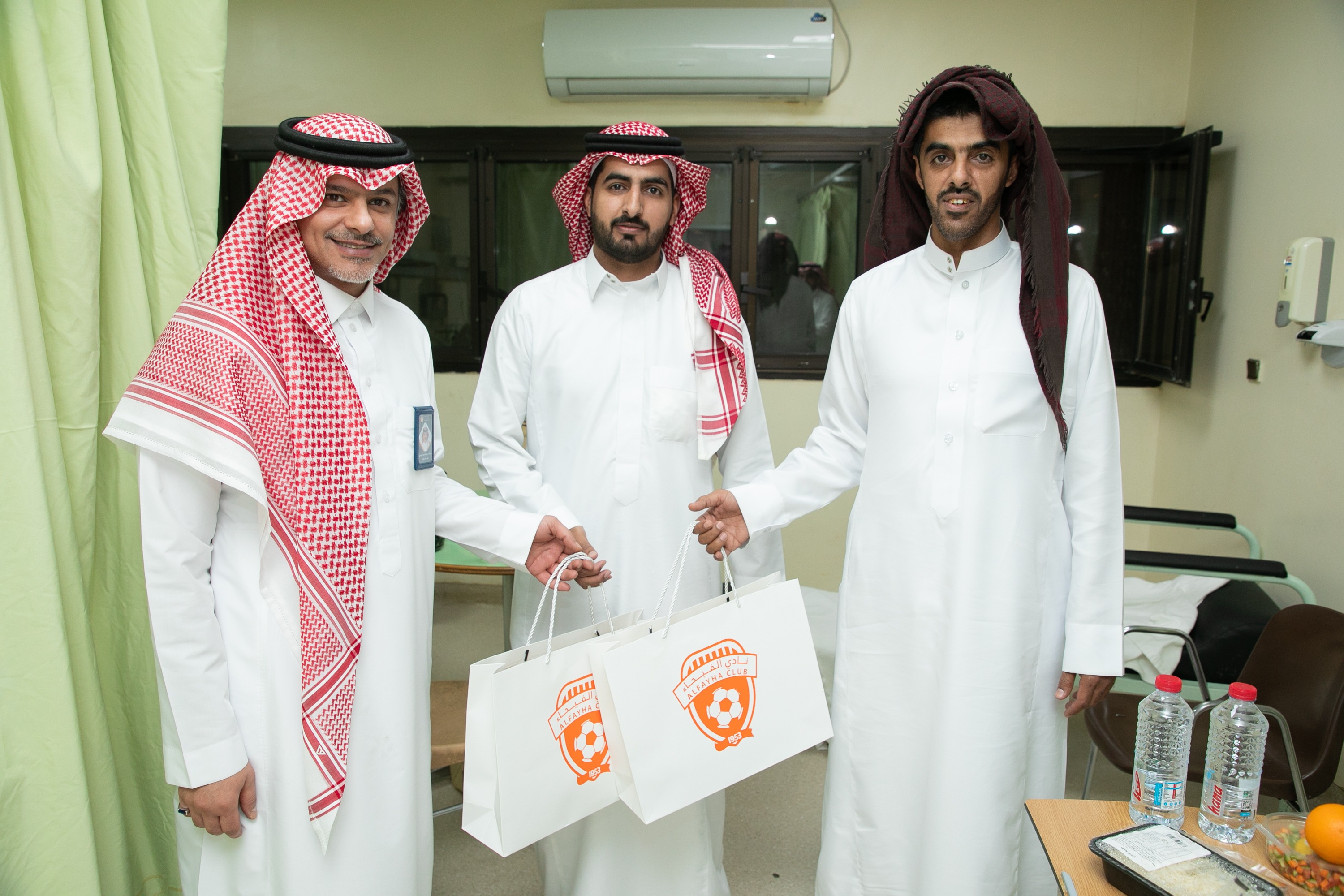 الفيحاء يعايد المرضى والكادر الطبي بمستشفى الملك خالد بالمجمعة