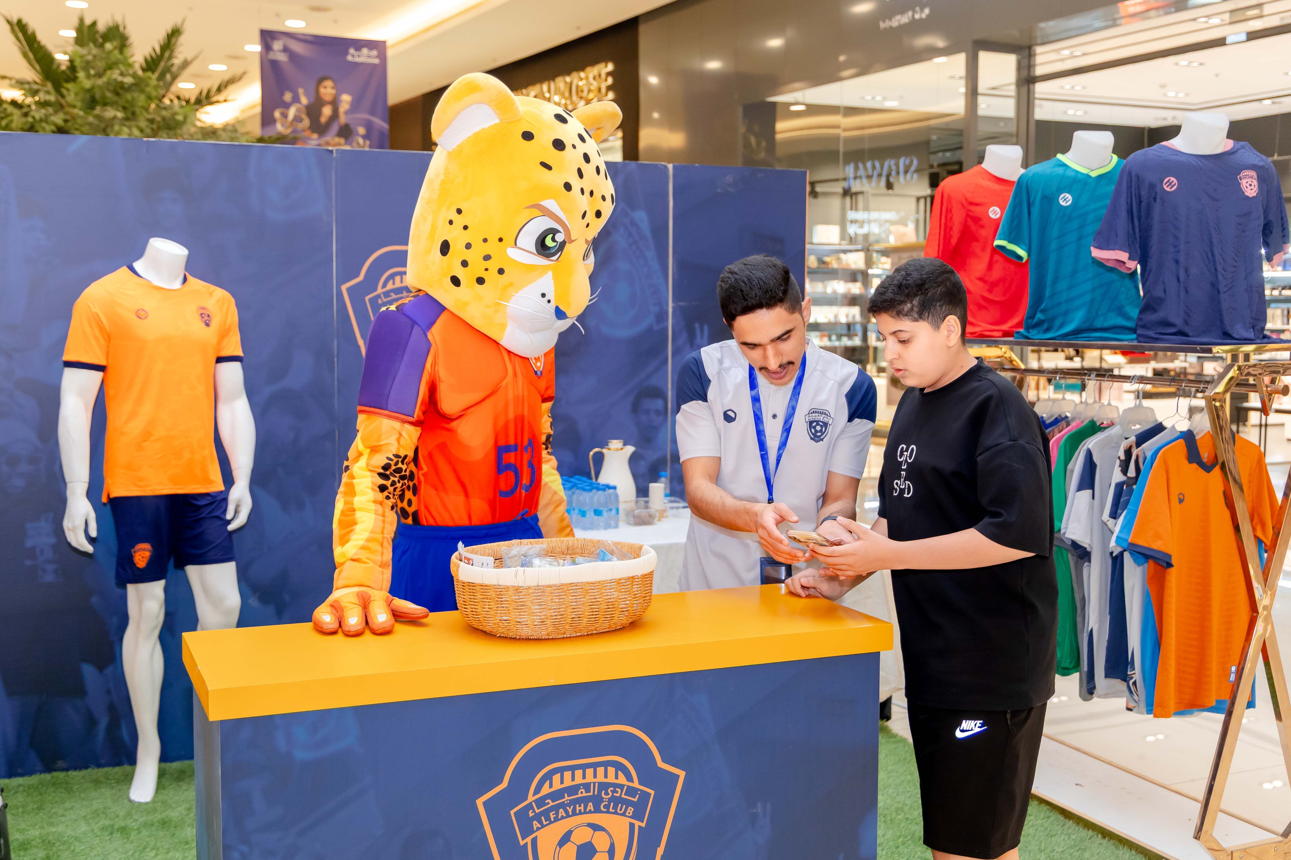 الفيحاء يقيم ركن خاص في كرم مول لتوزيع تذاكر مباراة الفيحاء و الاخدود