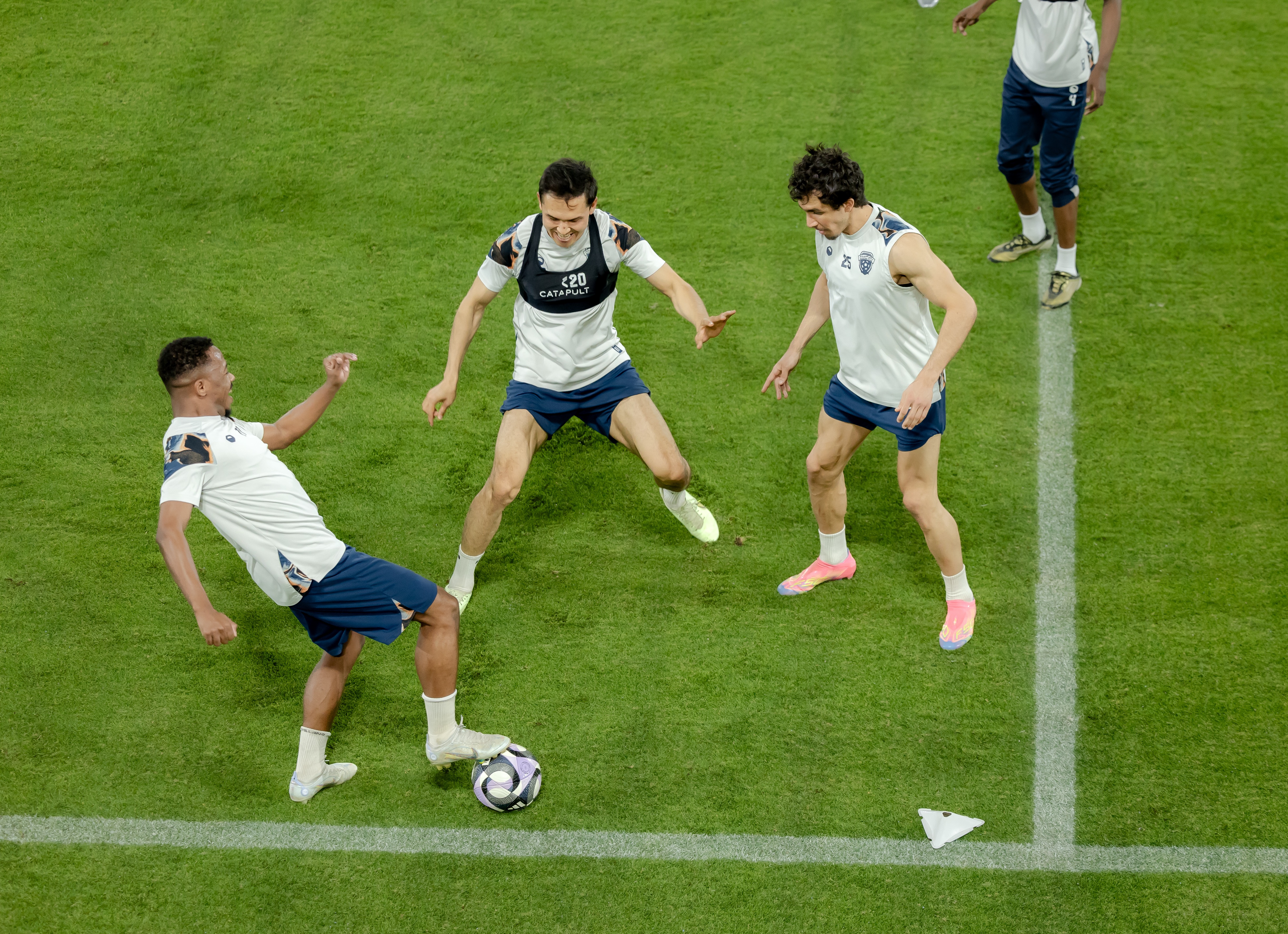 الفيحاء يصل إلى جدة وينهي تحضيراته لمواجهة الأهلي في دوري روشن