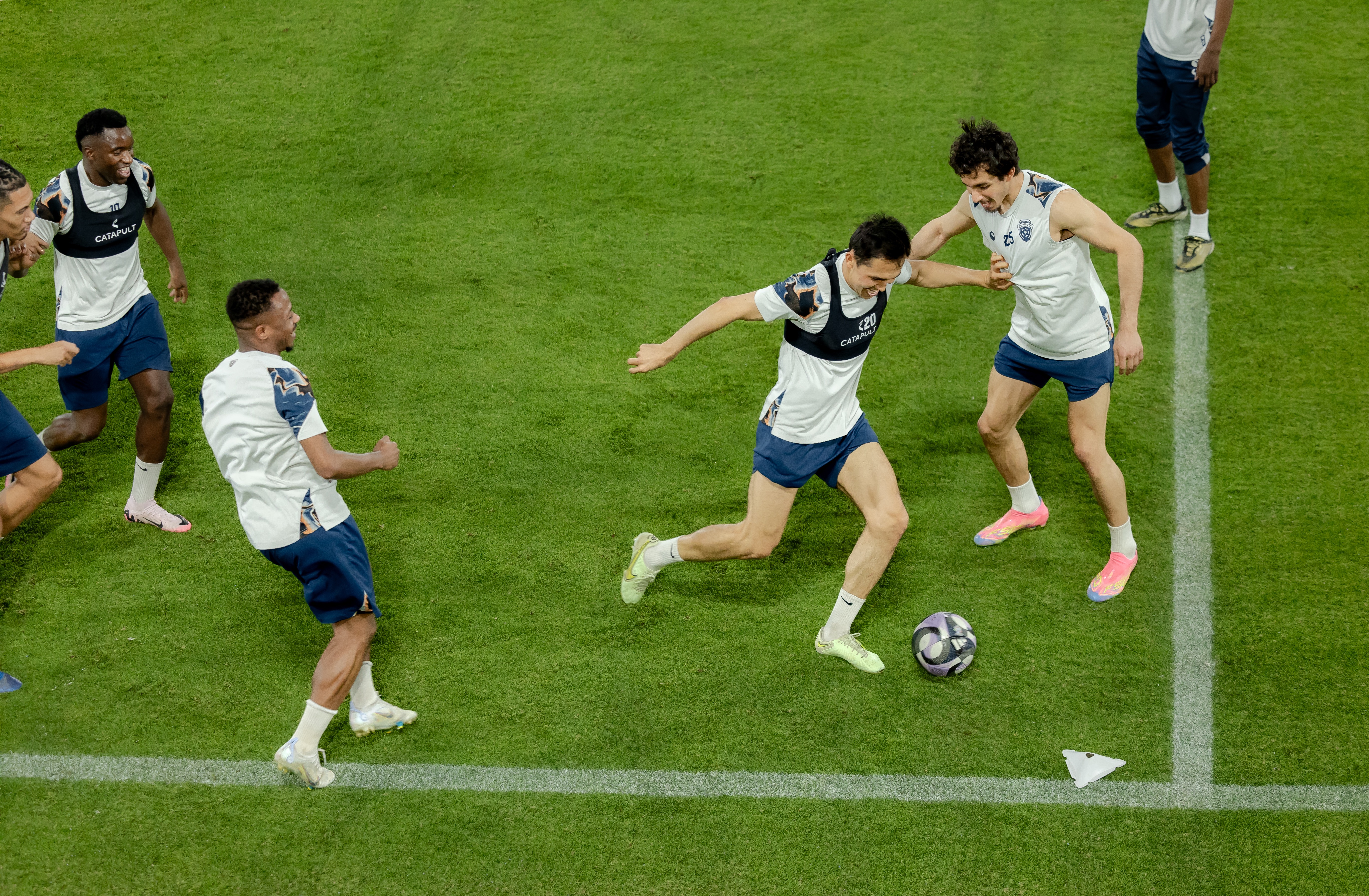 الفيحاء يصل إلى جدة وينهي تحضيراته لمواجهة الأهلي في دوري روشن