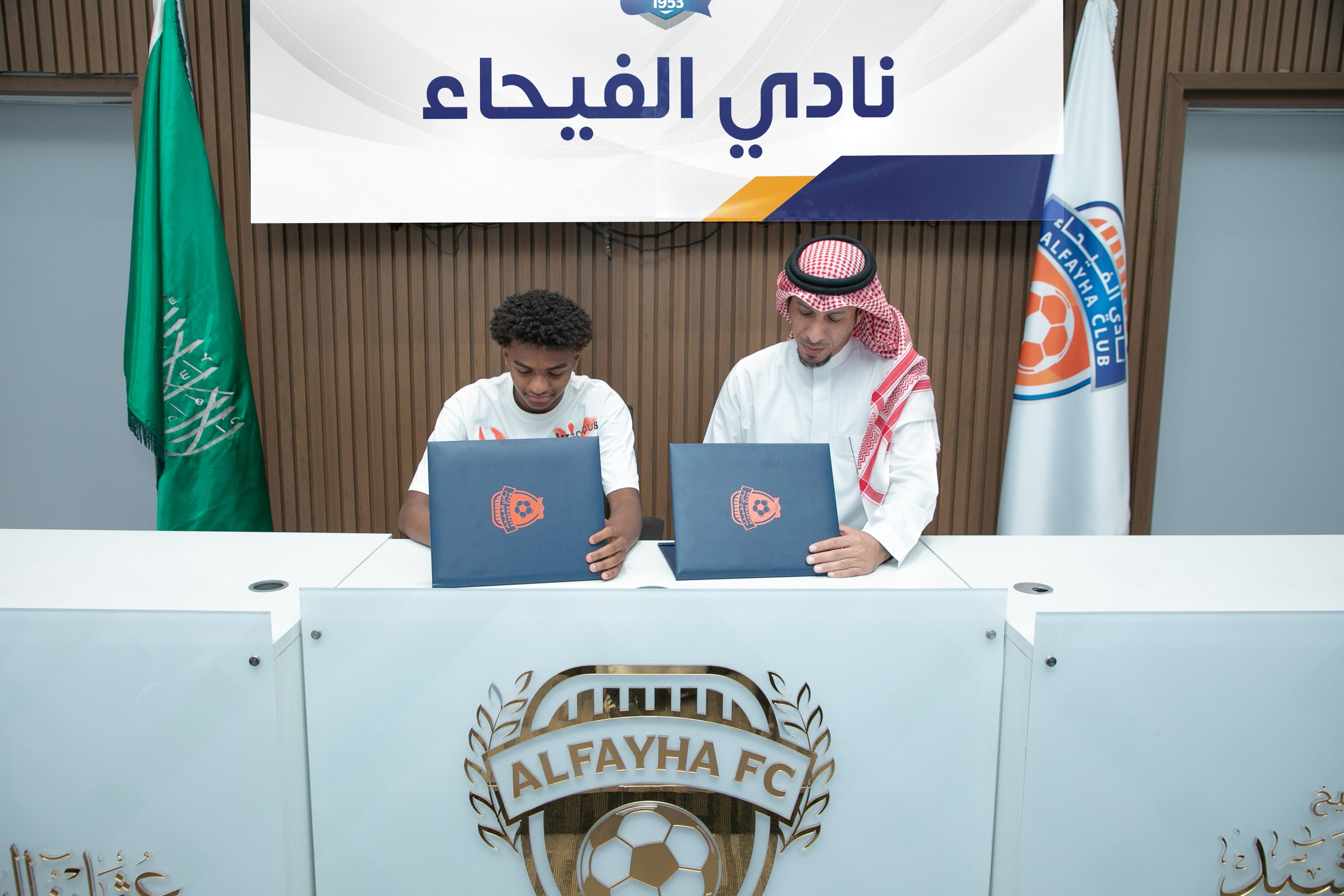 الفيحاء‬⁩ يوقع عقداً احترافياً مع اللاعب اللاعب حميد هزازي "17 سنة" لمدة سنتين .