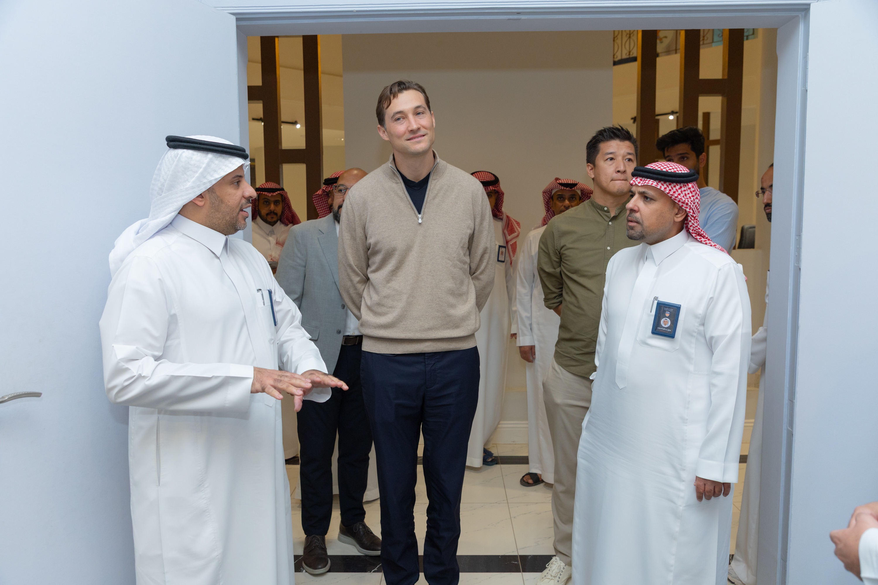 السيد بن هاربورغ مالك نادي الخلود يزور الفيحاء