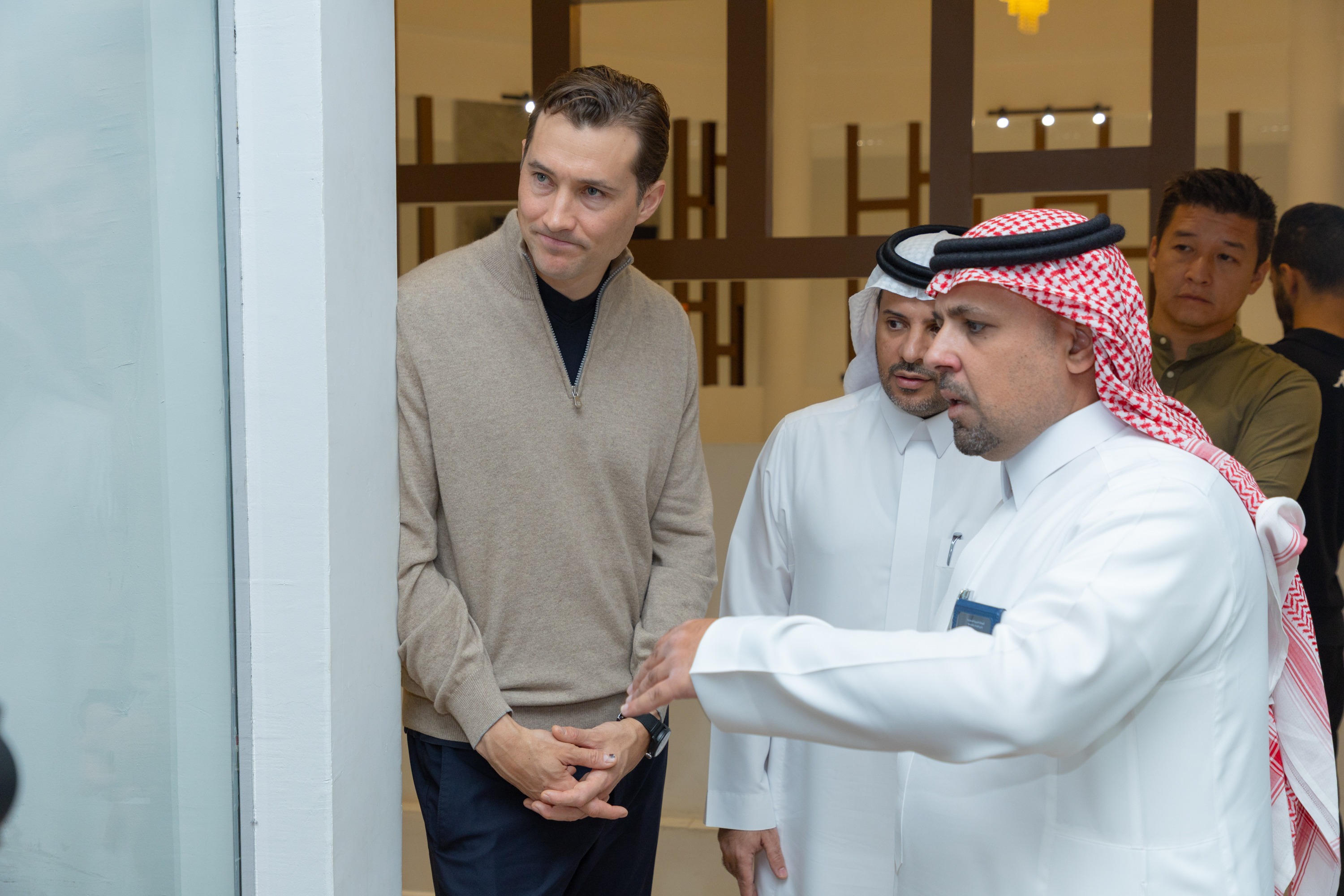 السيد بن هاربورغ مالك نادي الخلود يزور الفيحاء