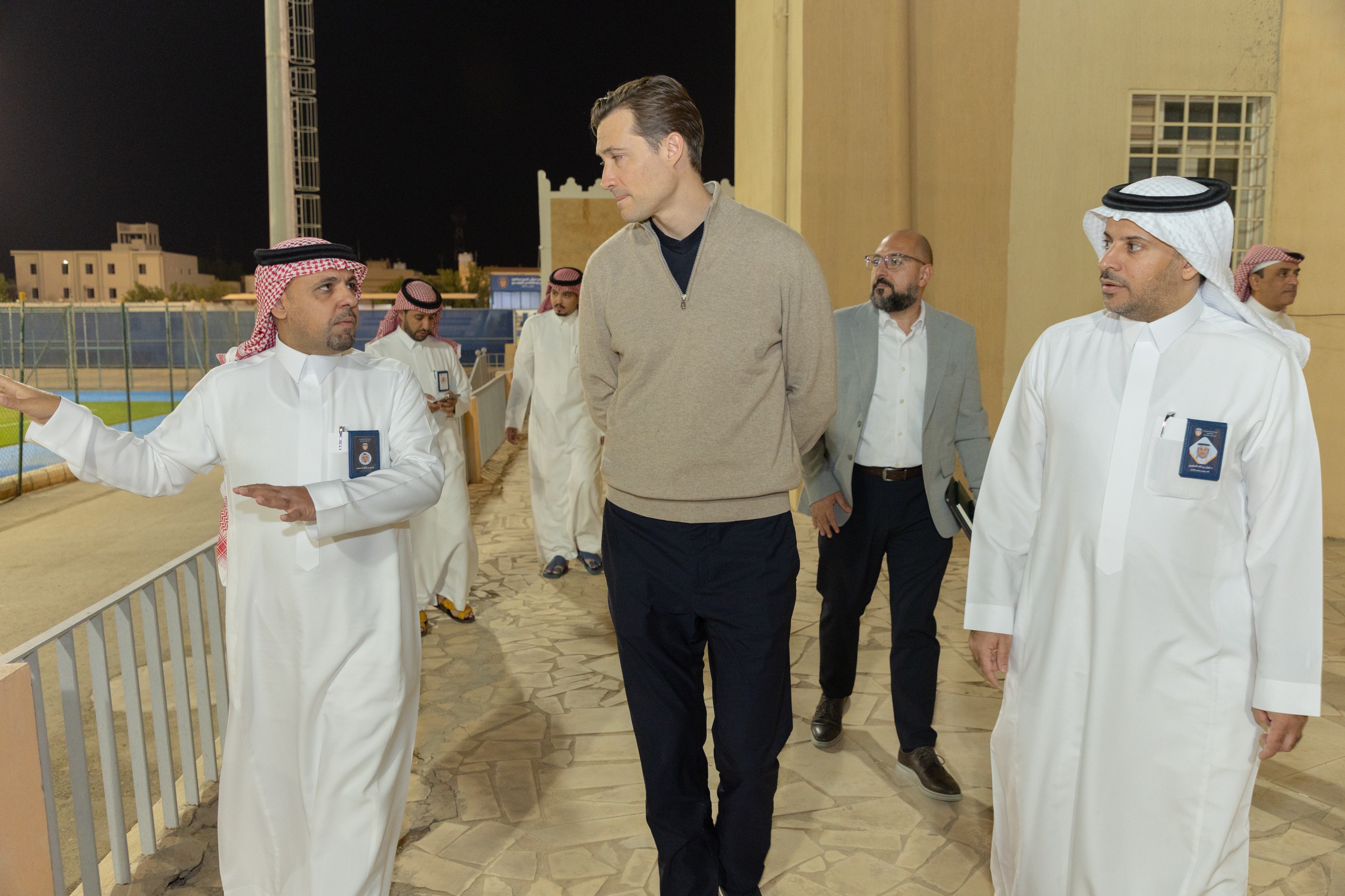 السيد بن هاربورغ مالك نادي الخلود يزور الفيحاء