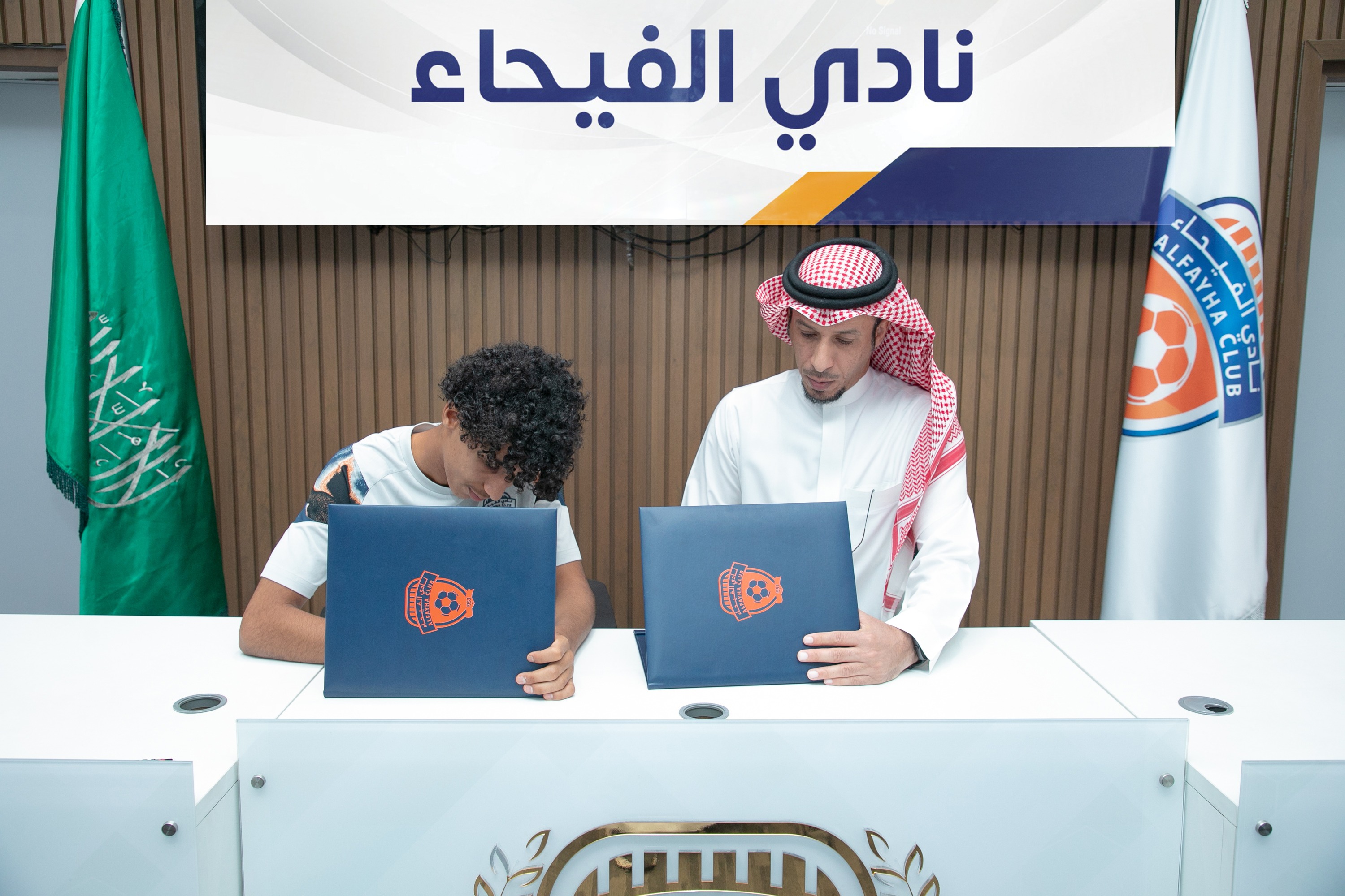 ‫#الفيحاء‬⁩ يوقع عقداً احترافياً مع اللاعب  محمد حكمي "16 سنة" لمدة سنتين .