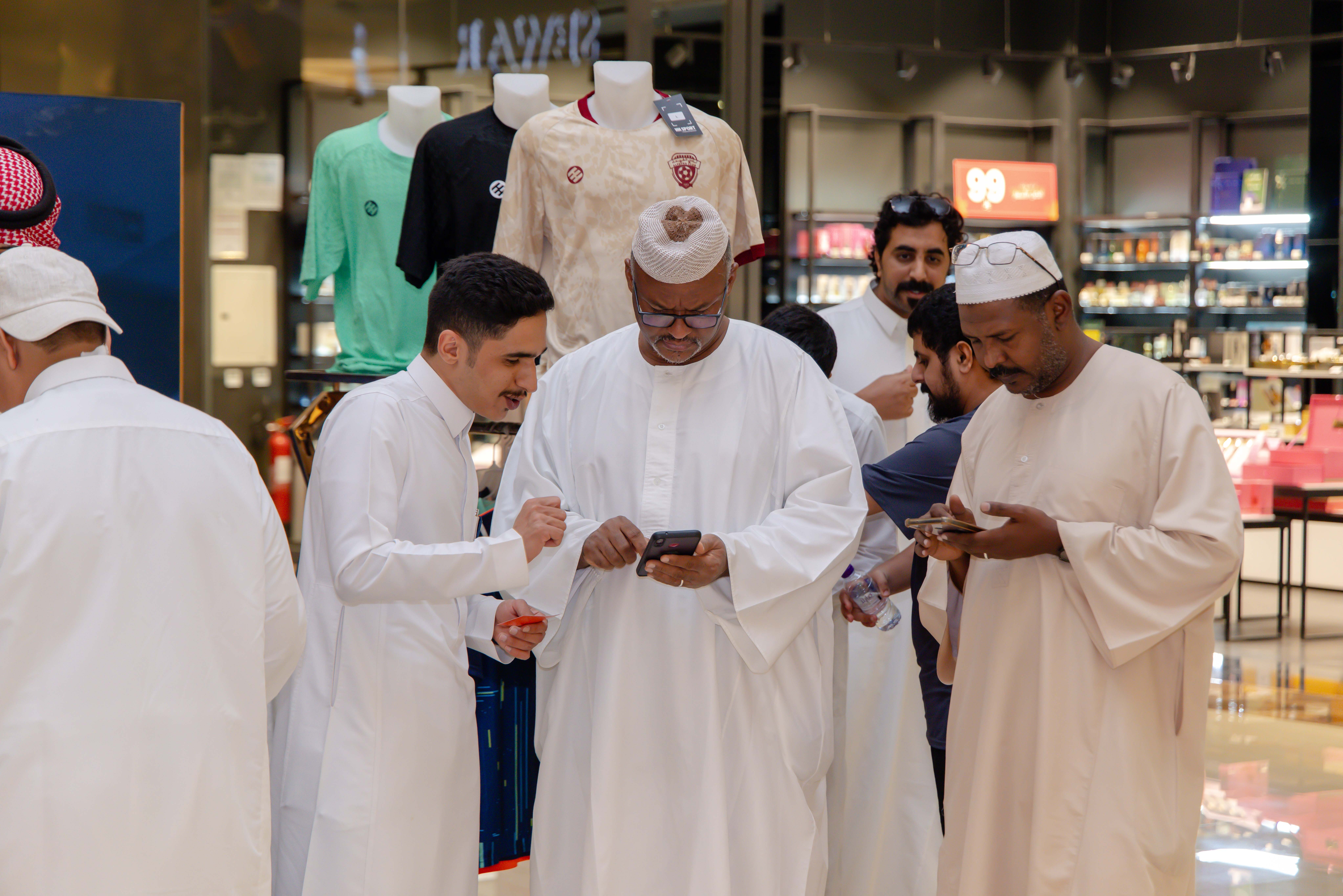 الفيحاء يواصل إقامة الركن الخاص في كرم مول لتوزيع تذاكر مباراة الفيحاء و الأخدود