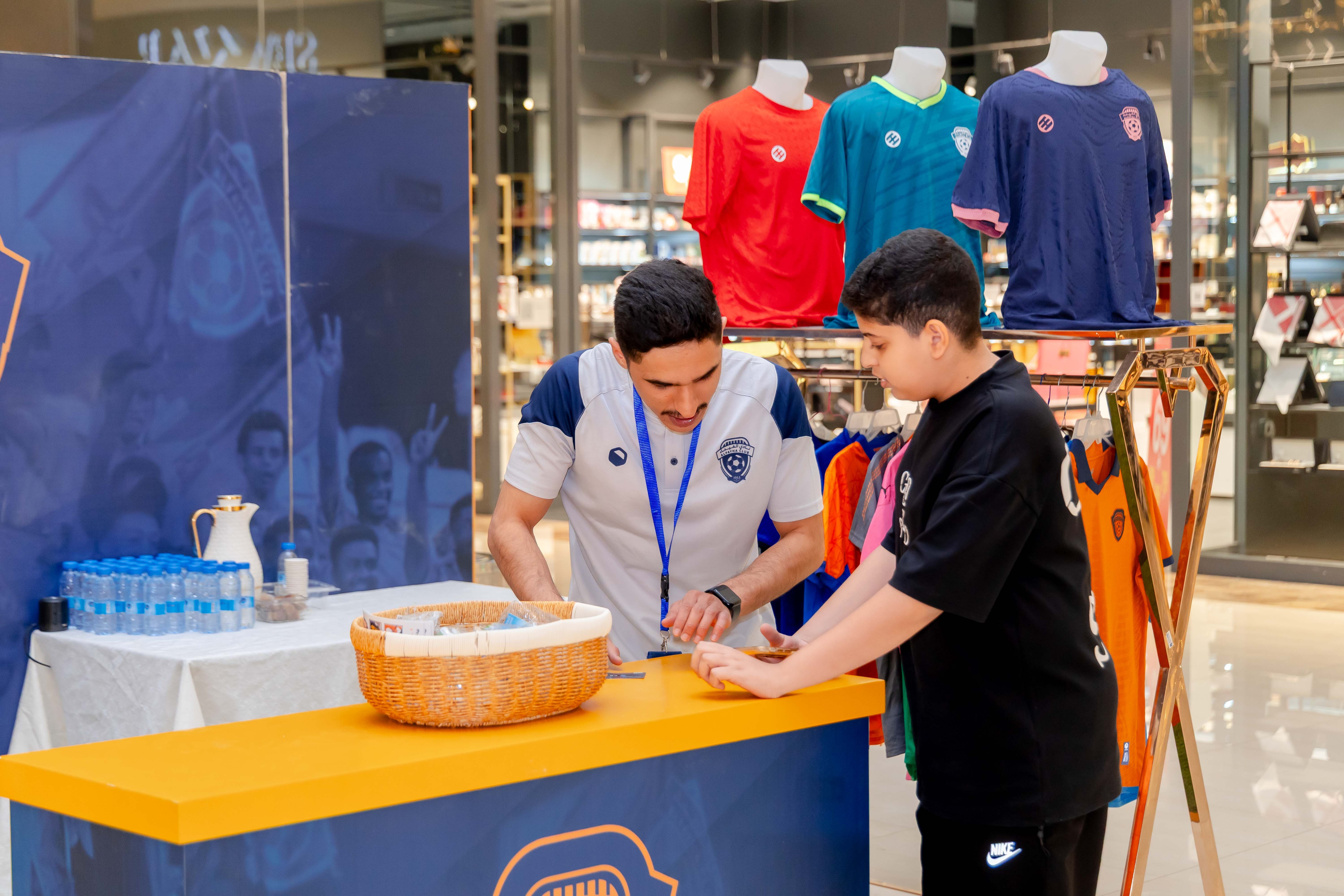 الفيحاء يقيم ركن خاص في كرم مول لتوزيع تذاكر مباراة الفيحاء و الاخدود