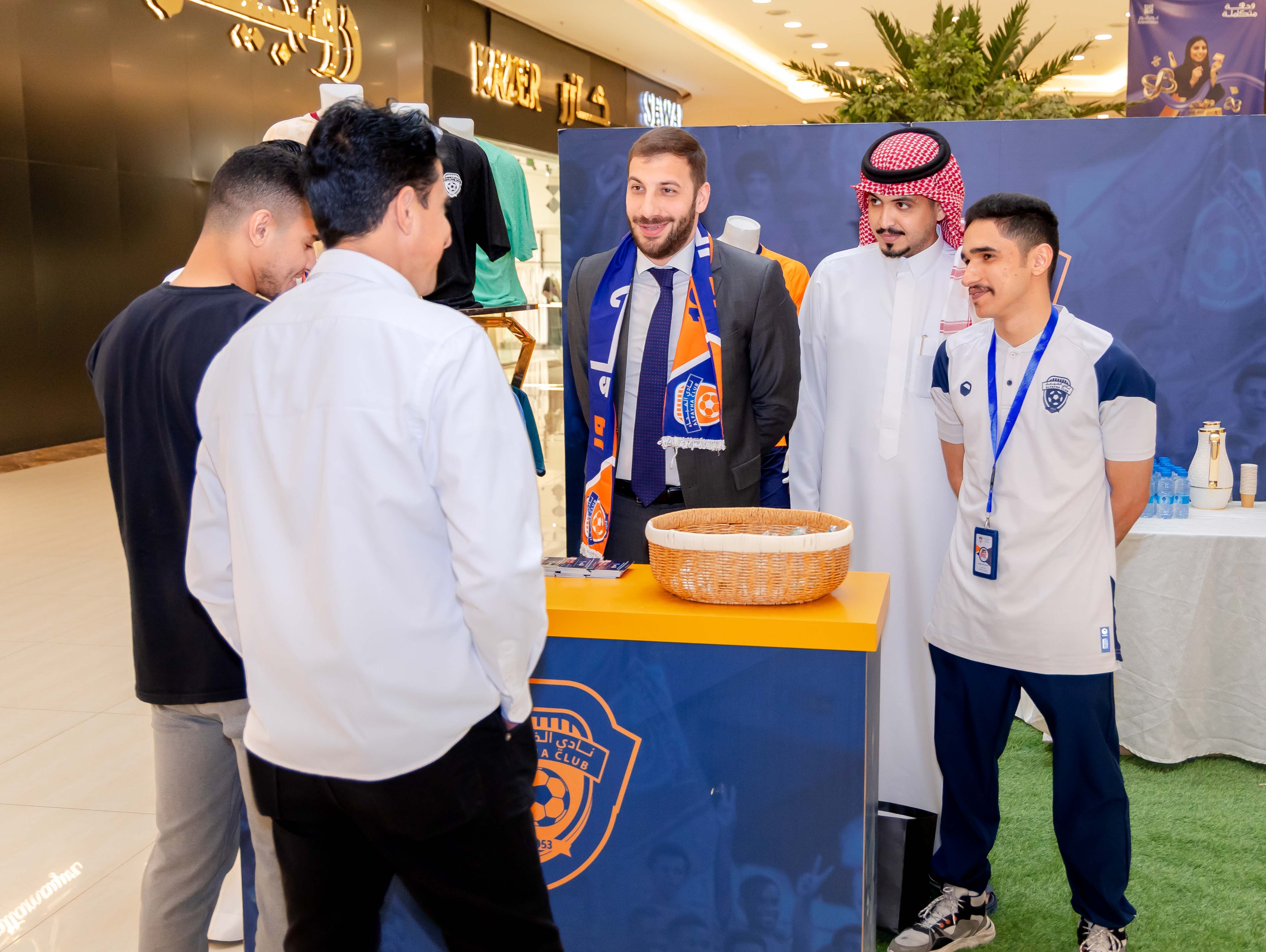 الفيحاء يقيم ركن خاص في كرم مول لتوزيع تذاكر مباراة الفيحاء و الاخدود