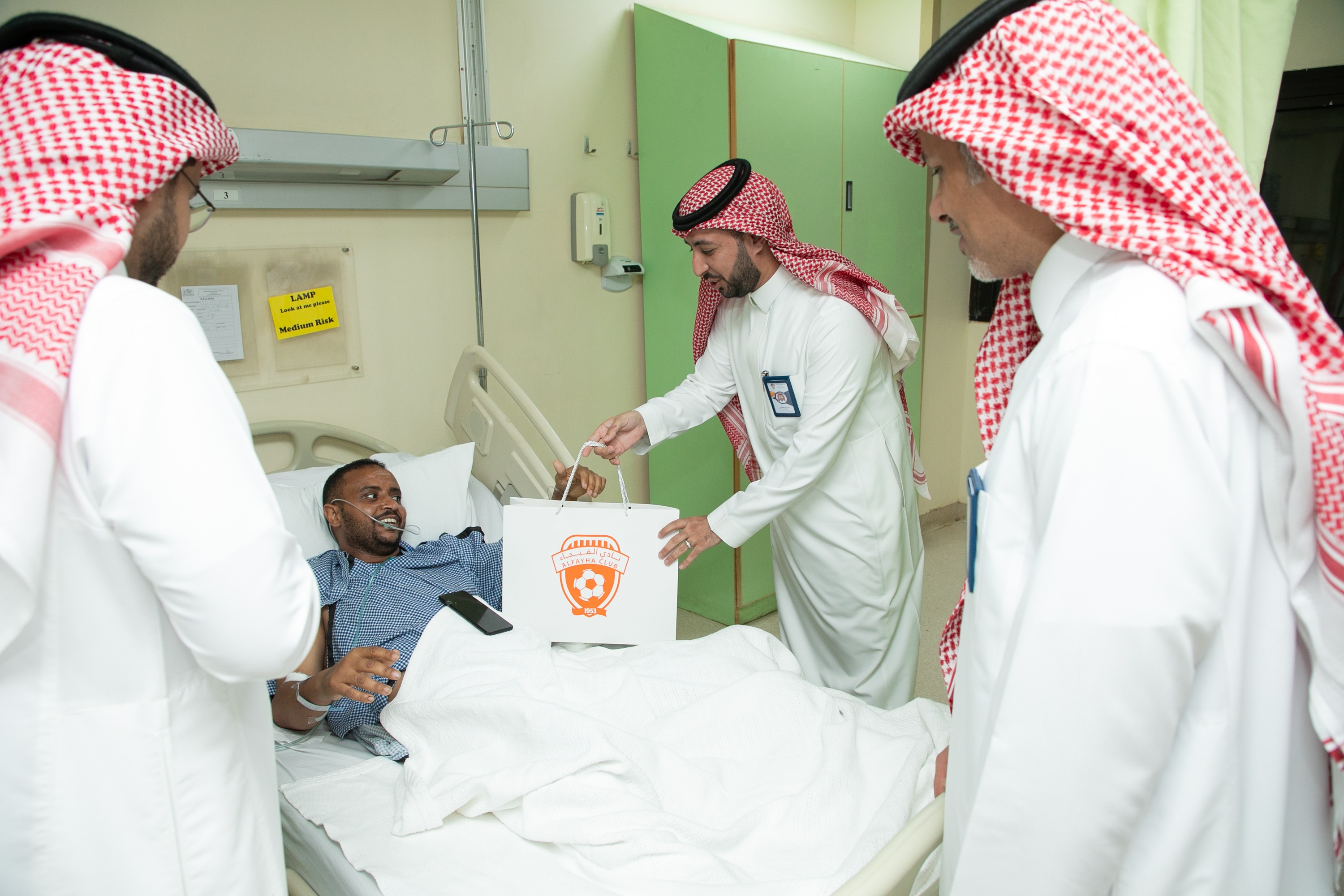 الفيحاء يعايد المرضى والكادر الطبي بمستشفى الملك خالد بالمجمعة