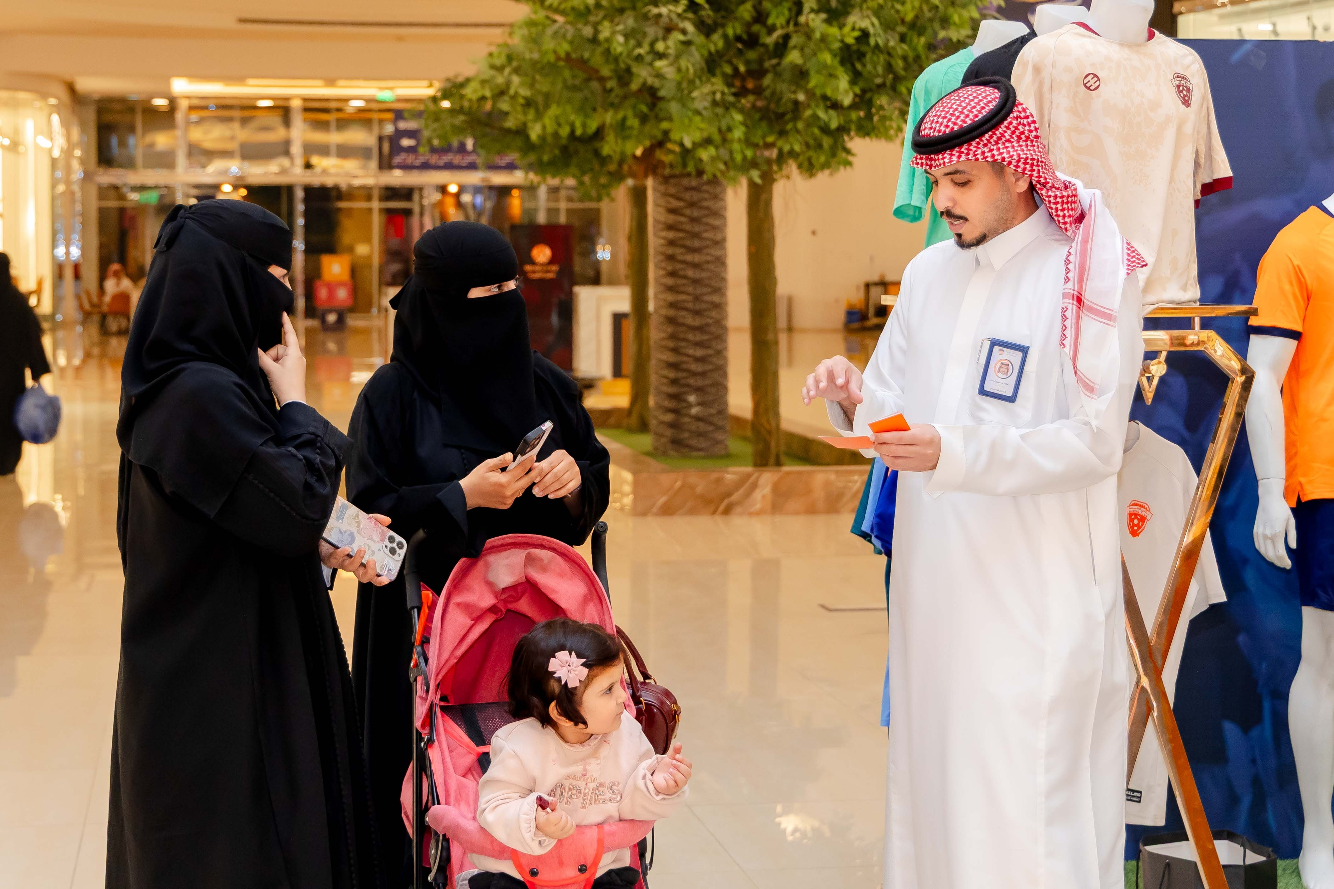 الفيحاء يقيم ركن خاص في كرم مول لتوزيع تذاكر مباراة الفيحاء و الاخدود