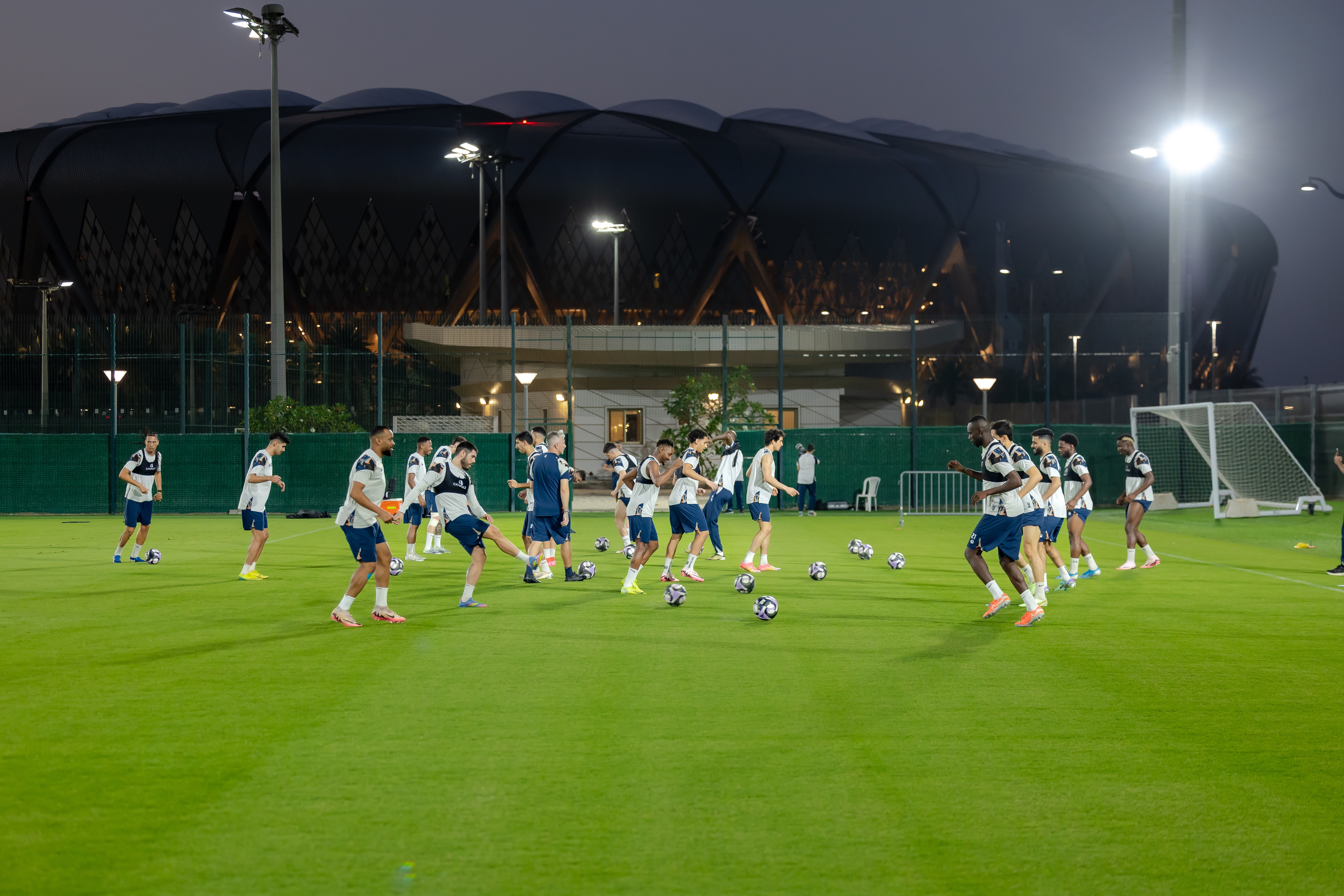 الفيحاء يصل إلى جدة وينهي تحضيراته لمواجهة الأهلي في دوري روشن