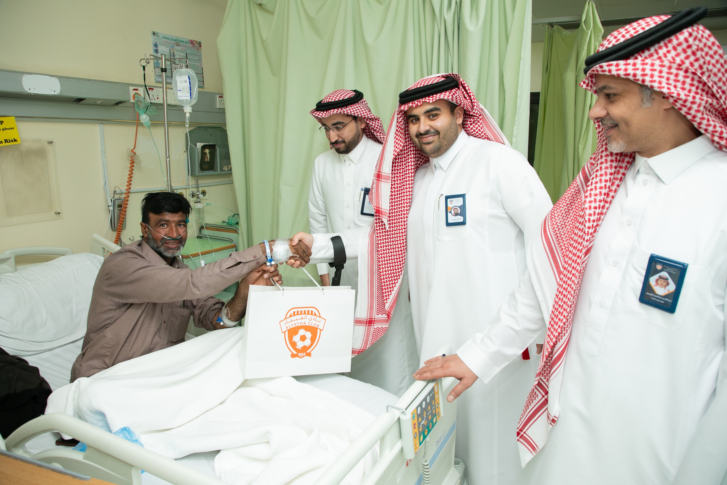 الفيحاء يعايد المرضى والكادر الطبي بمستشفى الملك خالد بالمجمعة