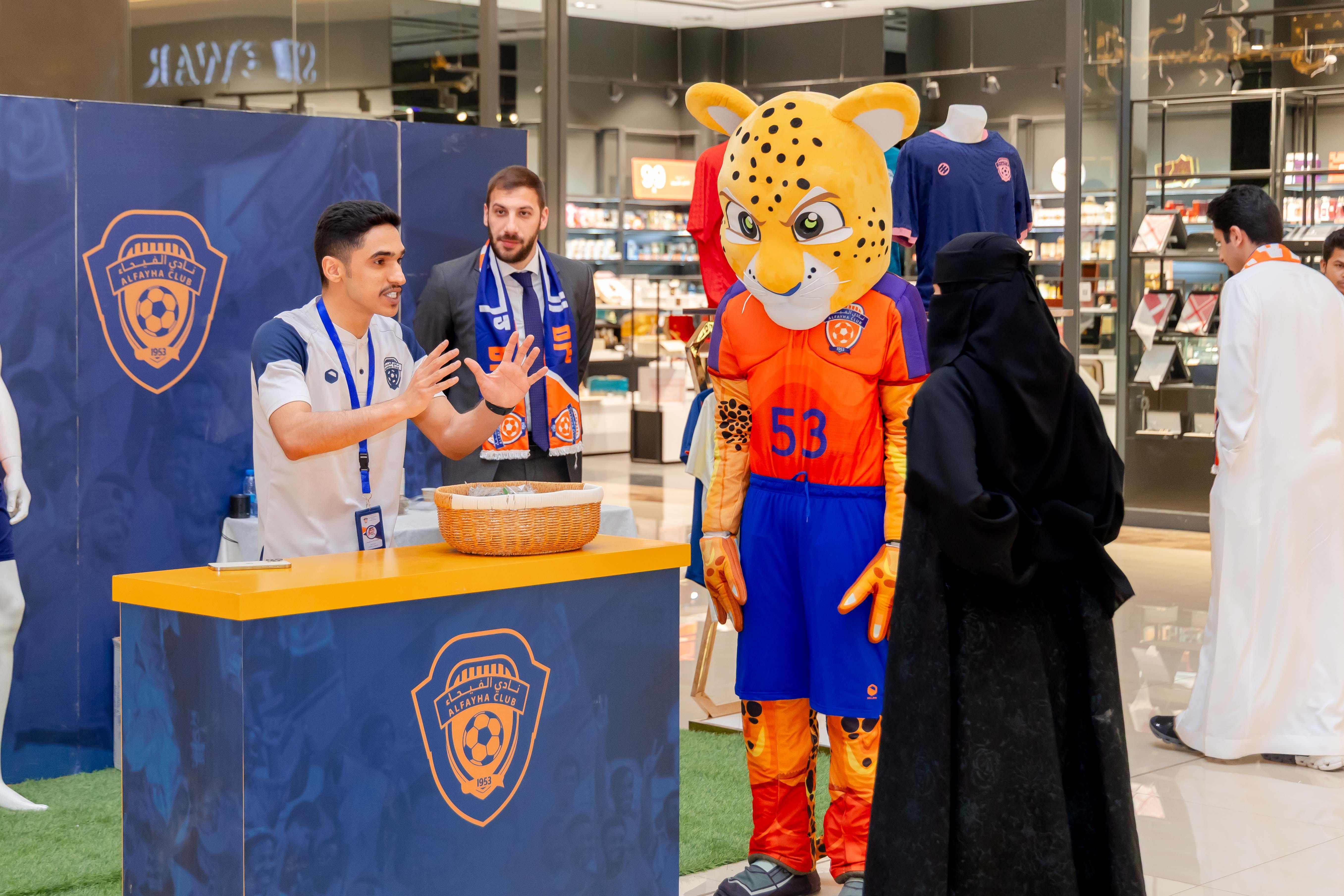 الفيحاء يقيم ركن خاص في كرم مول لتوزيع تذاكر مباراة الفيحاء و الاخدود